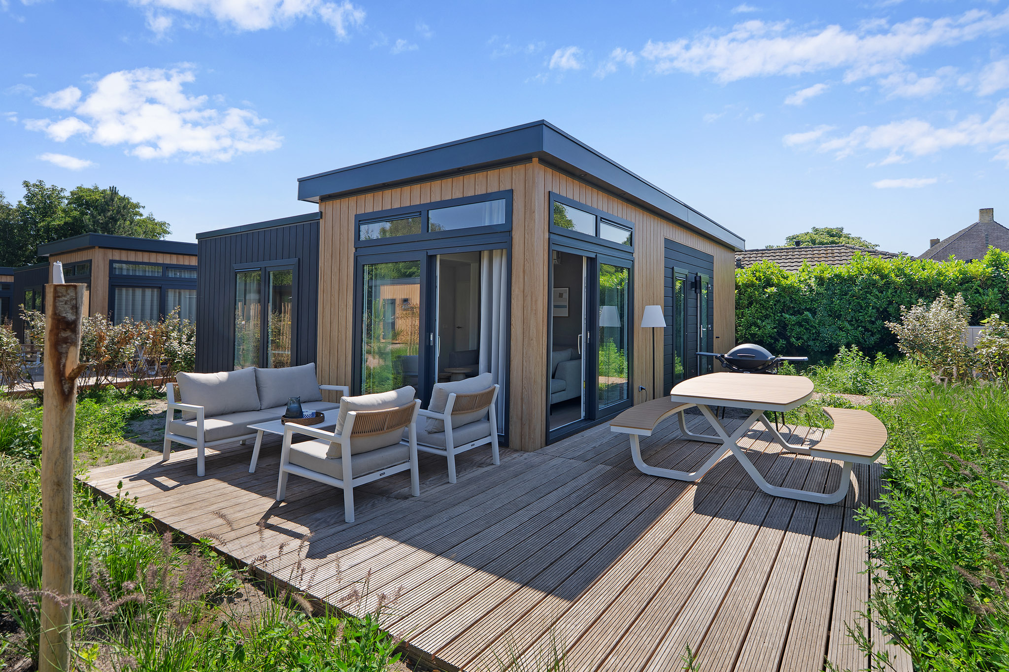 Gelijkvloerse nieuwbouwwoning op park Duynhof met luxe keuken, airco en zonnig terras met elektrische BBQ.