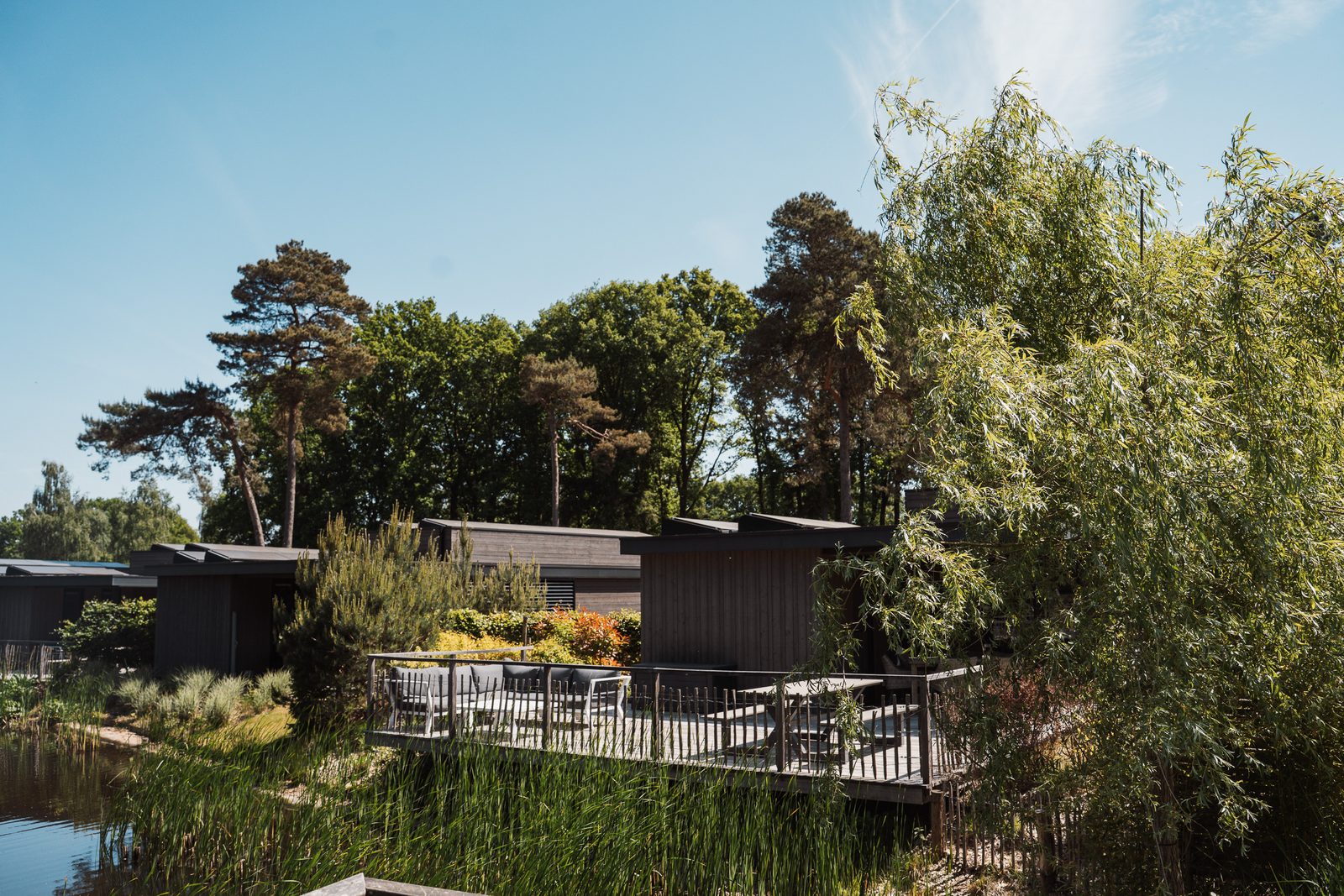Luxe Waterlodge + hottub (6p)
