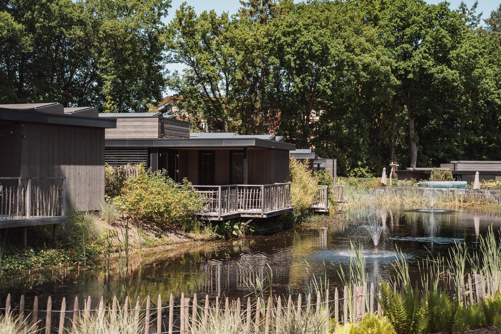 Luxe Waterlodge + hottub (6p)