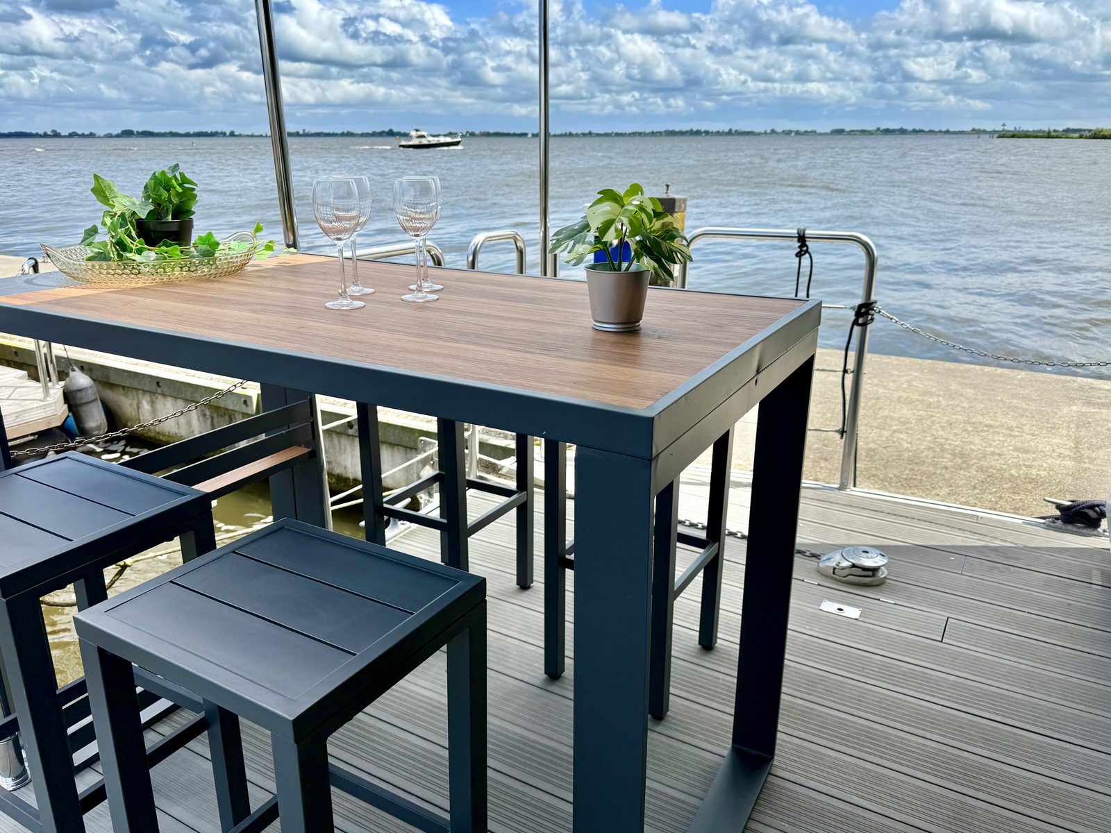 Sundeck Houseboat 