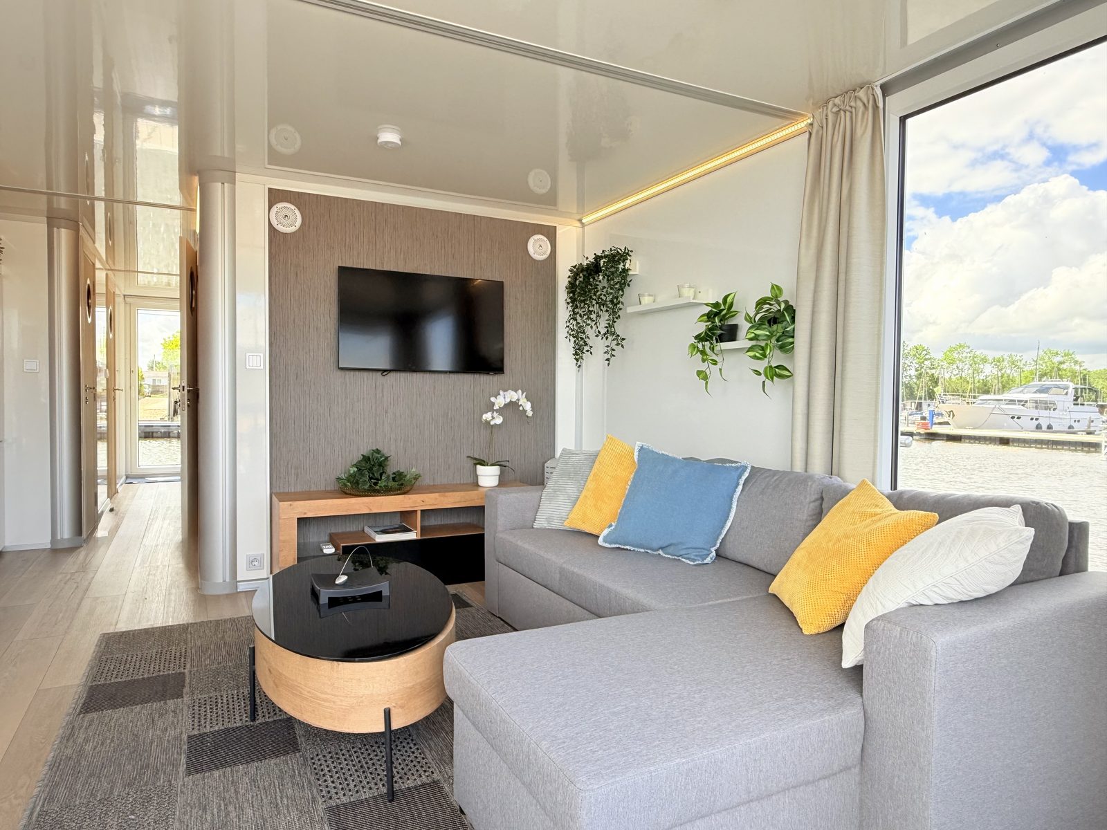 Sundeck Houseboat 