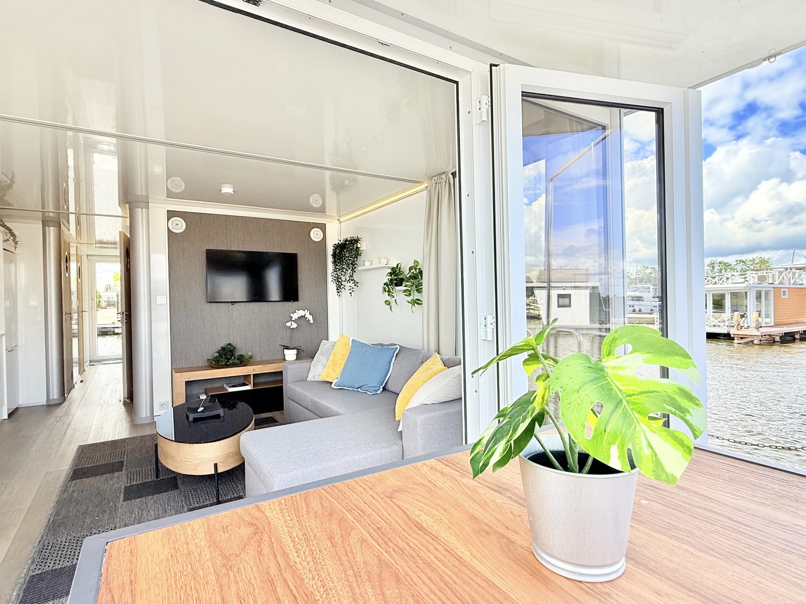 Sundeck Houseboat 