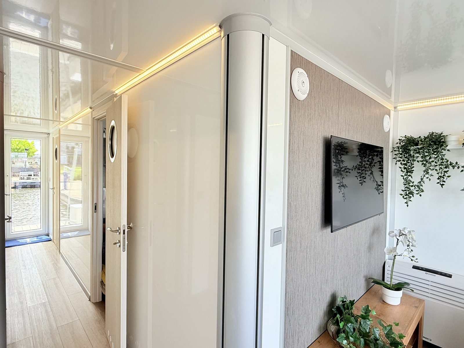 Sundeck Houseboat 