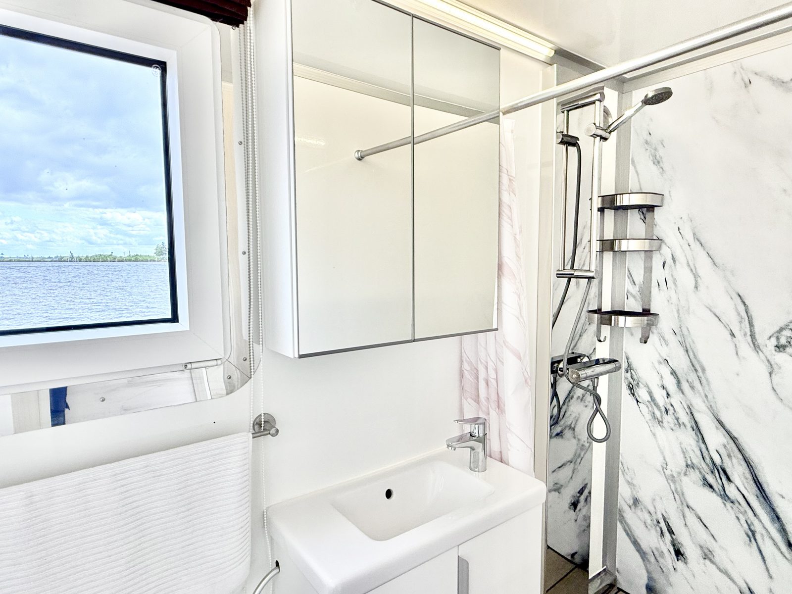 Sundeck Houseboat 