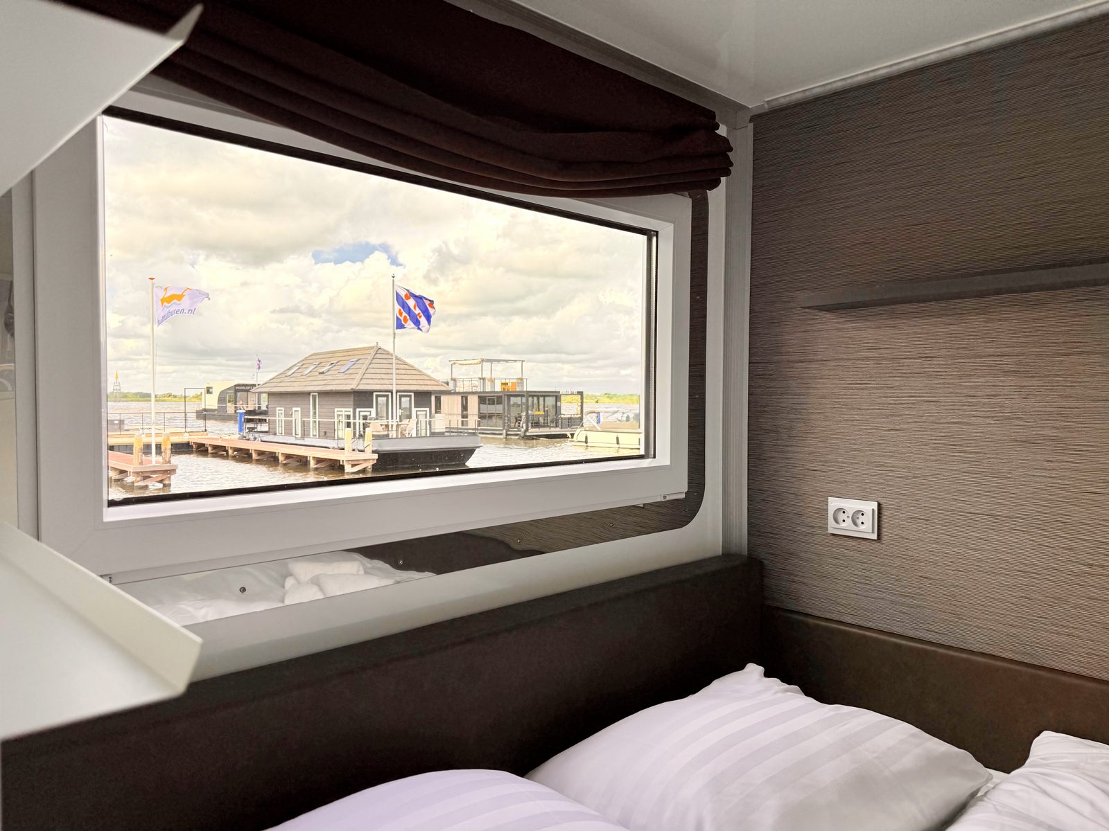 Sundeck Houseboat 