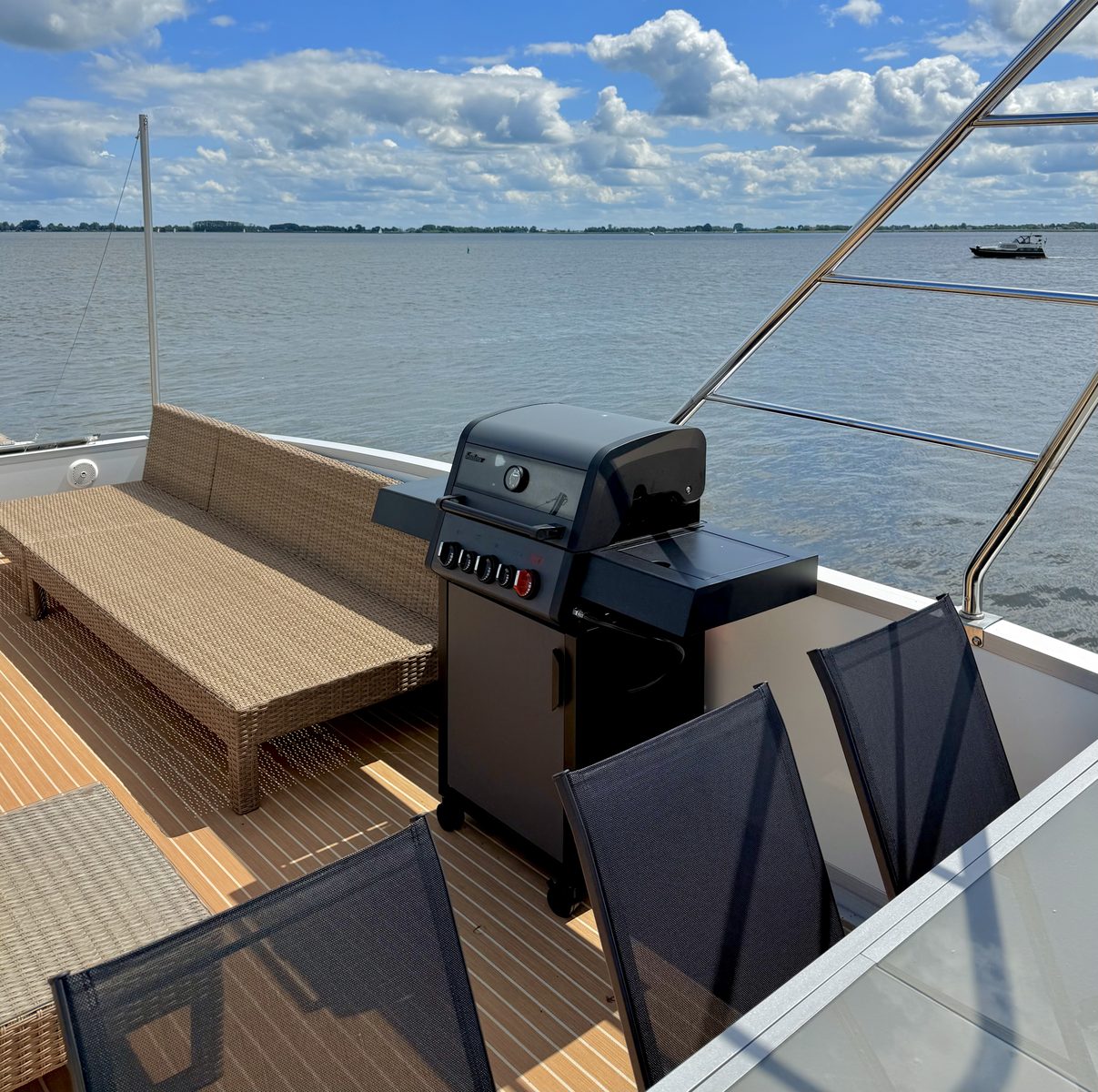 Sundeck Houseboat 