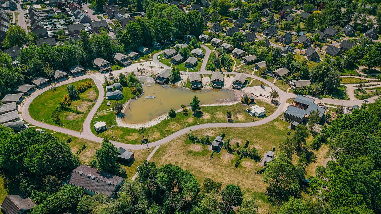 Kampeerplaats aan de speelvijver