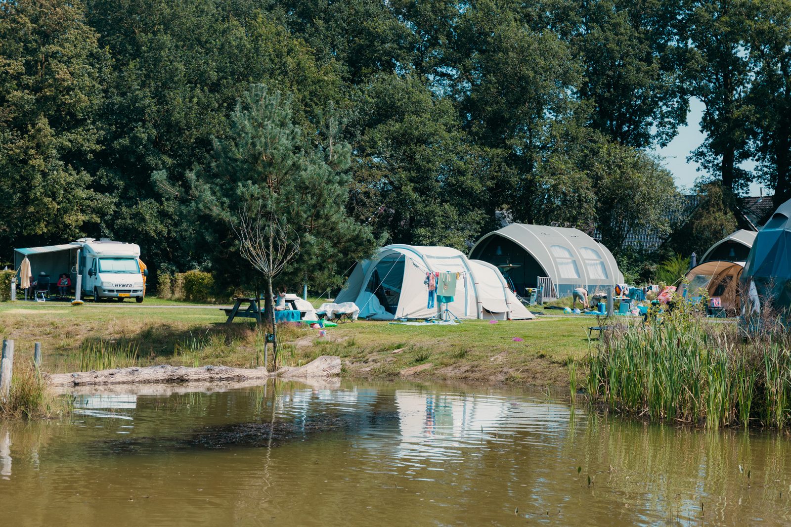 Kampeerplaats aan de speelvijver