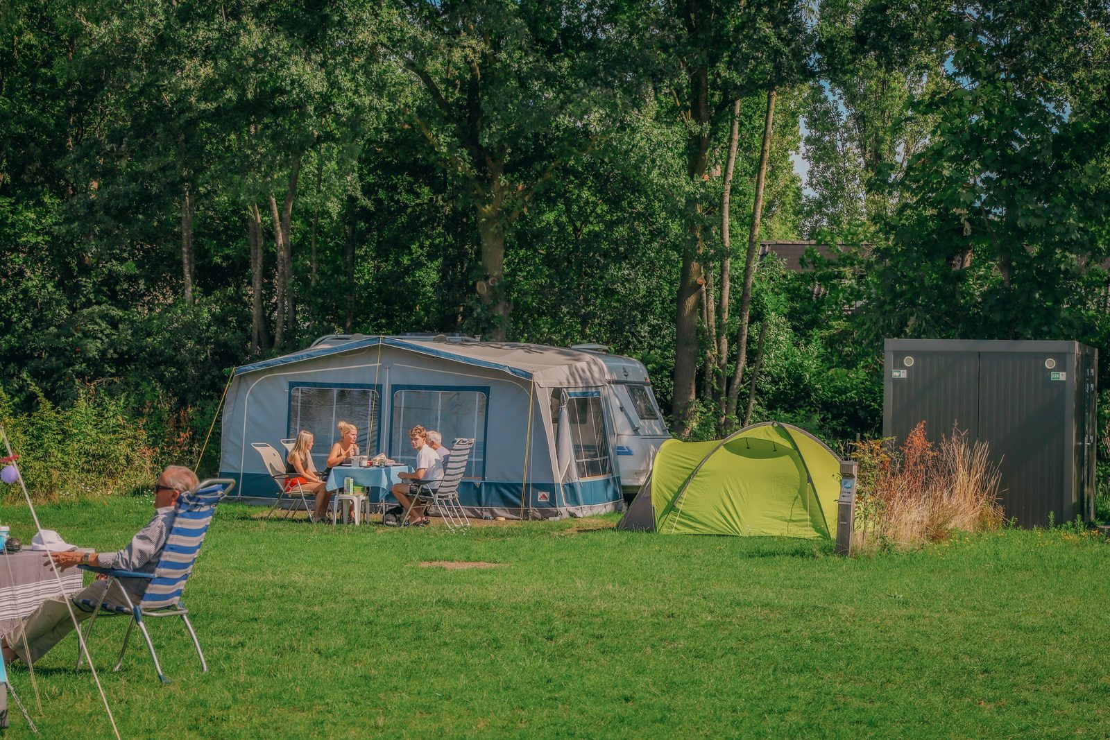 Campingplatz mit eigenem Sanitärgebäude