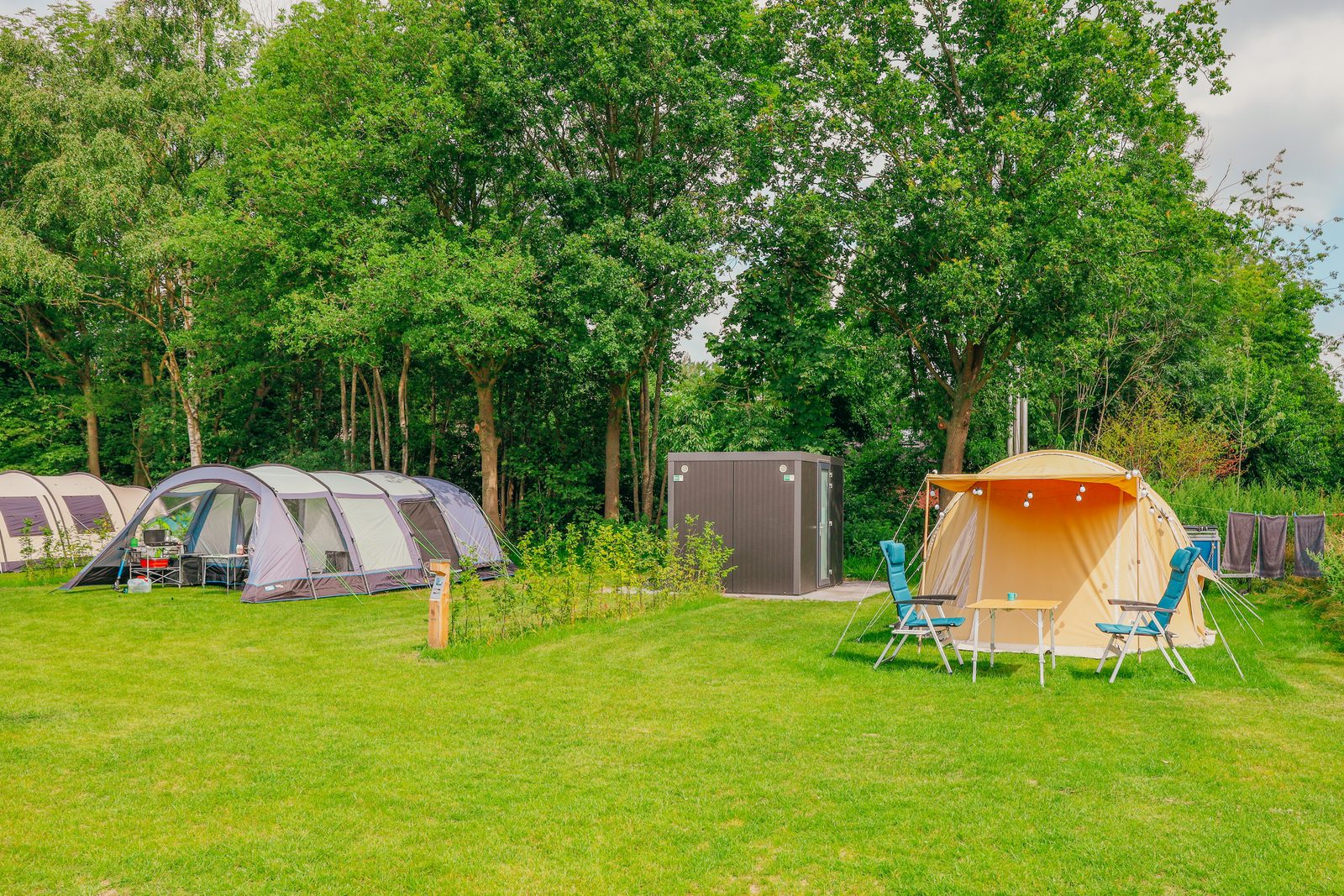 Campingplatz mit eigenem Sanitärgebäude