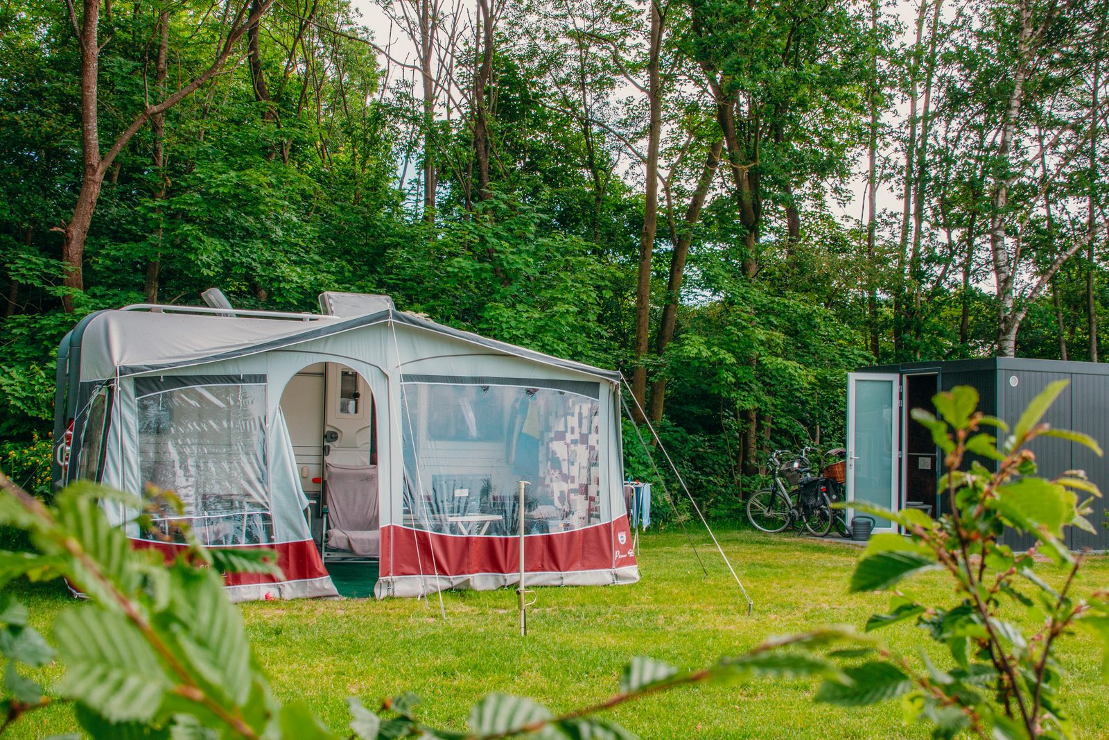 Campingplatz mit eigenem Sanitärgebäude