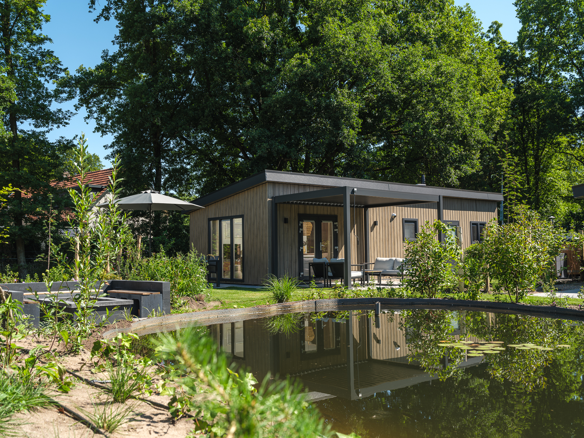 Geniet van een luxe vakantiewoning voor 4 personen in de bosrijke natuur van de Veluwe, compleet met moderne voorzieningen, airconditioning en een stijlvolle pergola voor optimaal comfort. Daarnaast k..