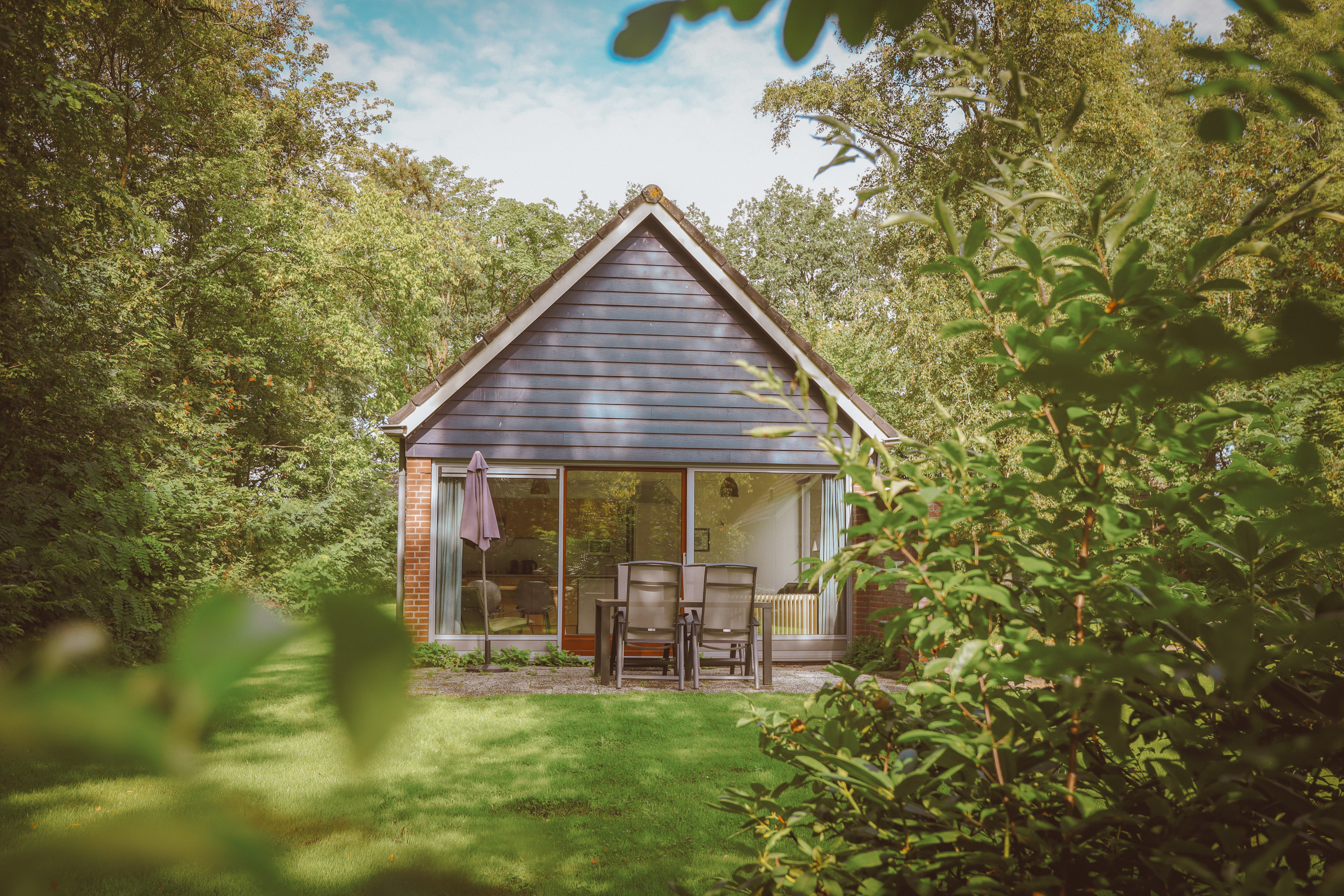 Geniet van een comfortabele vakantie in de Bungalow Berkel Plus voor 2 personen op Vakantiepark de Sallandshoeve, perfect voor natuur- en rustzoekers.