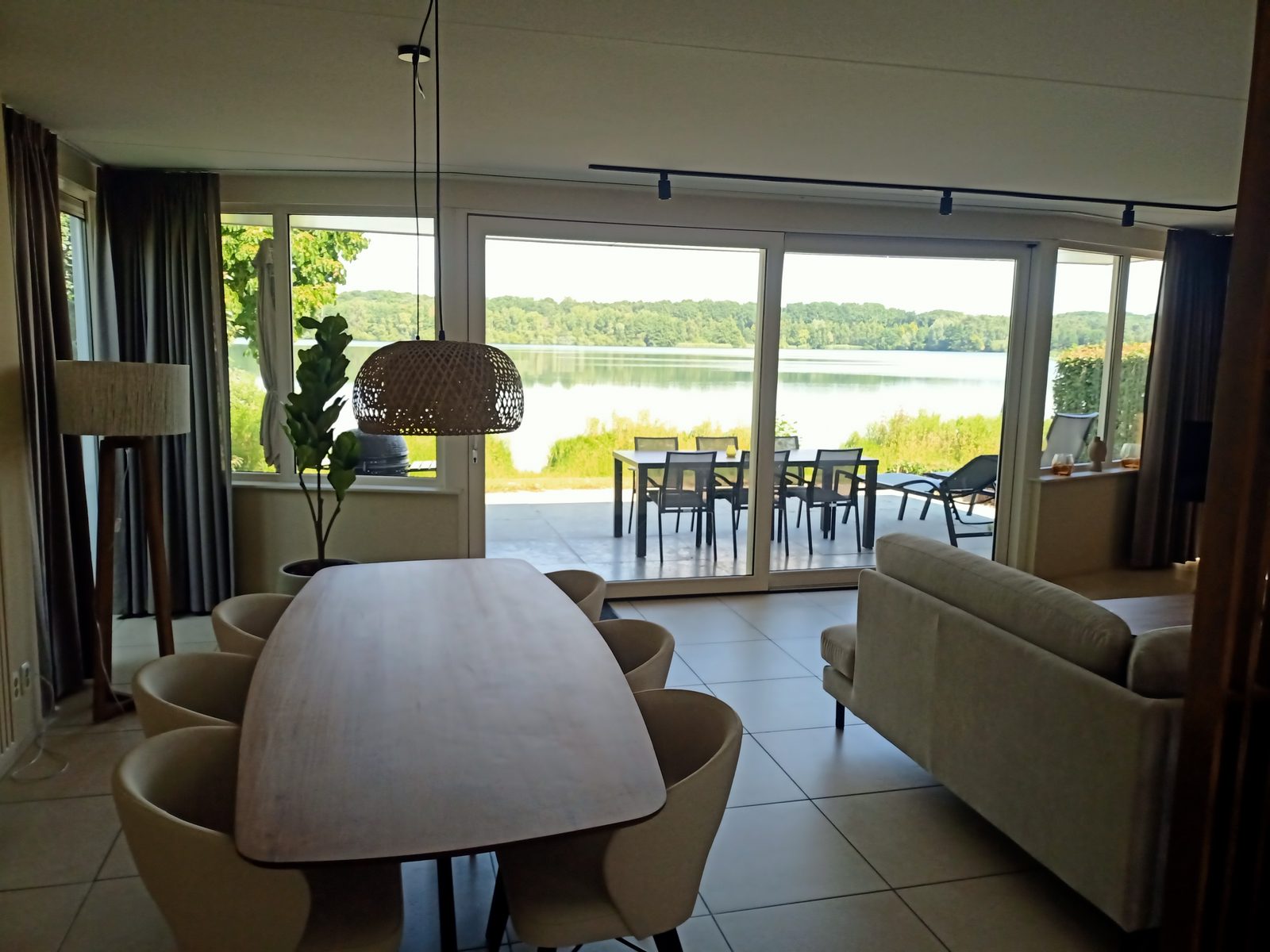 VIP Villa mit Blick aufs Wasser