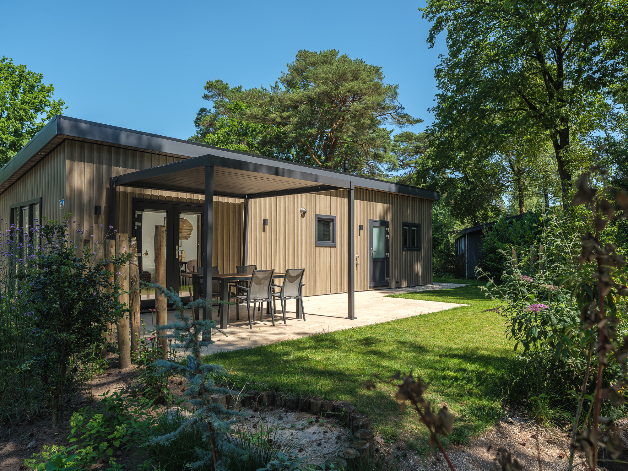 Genießen Sie ein luxuriöses Ferienhaus für 5 Personen in der waldreichen Natur der Veluwe – mit modernen Annehmlichkeiten, Klimaanlage und einer stilvollen Pergola für optimalen Komfort