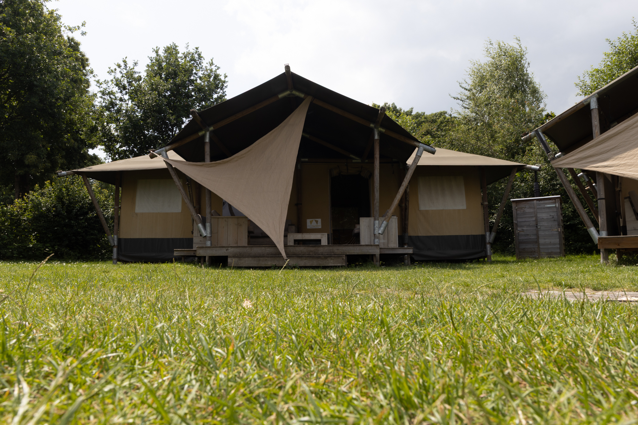 Geniet van luxe glamping in het Safarihouse voor 8 personen op Recreatiepark De Boshoek, midden in de natuur van de Veluwe.