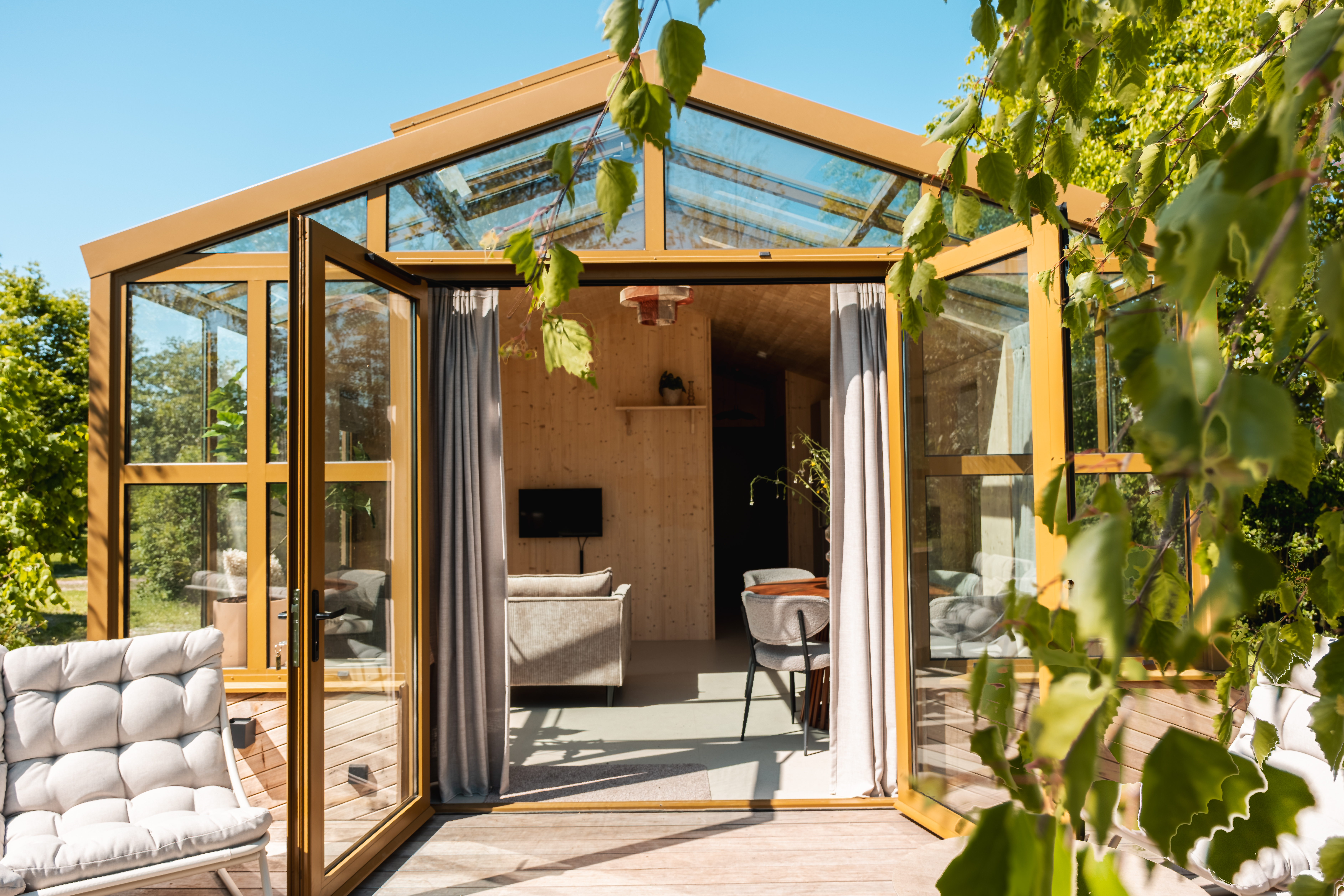 Duurzame accommodatie met kasgevel