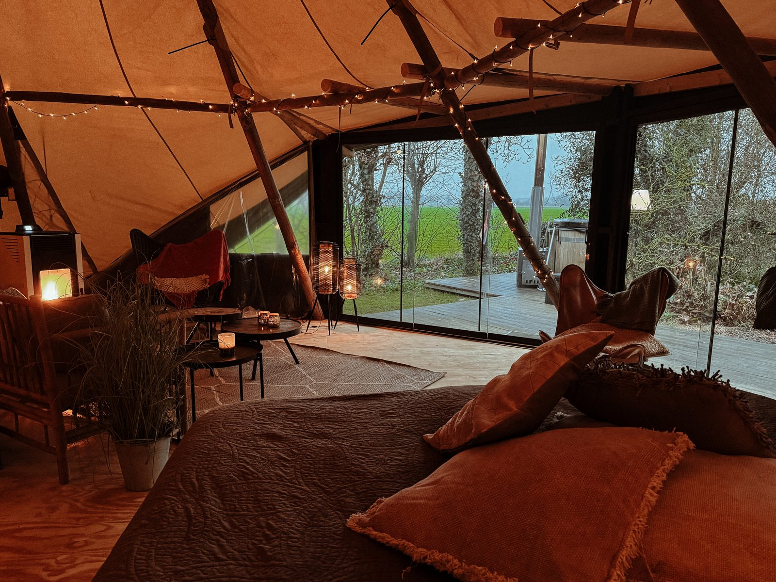 Sunfield tipi sunset Deluxe met privé hottub