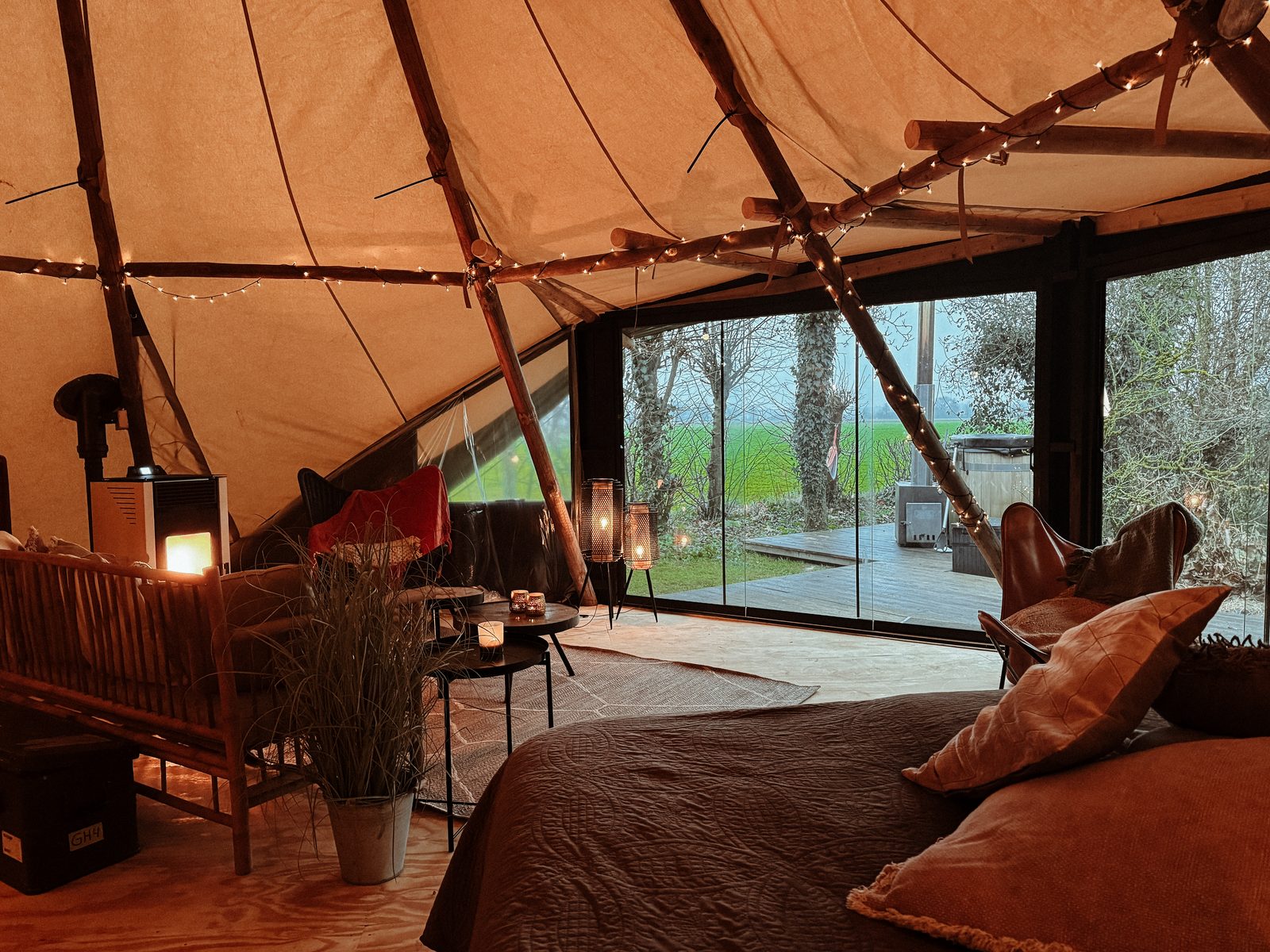 Sunfield tipi sunset Deluxe met privé hottub