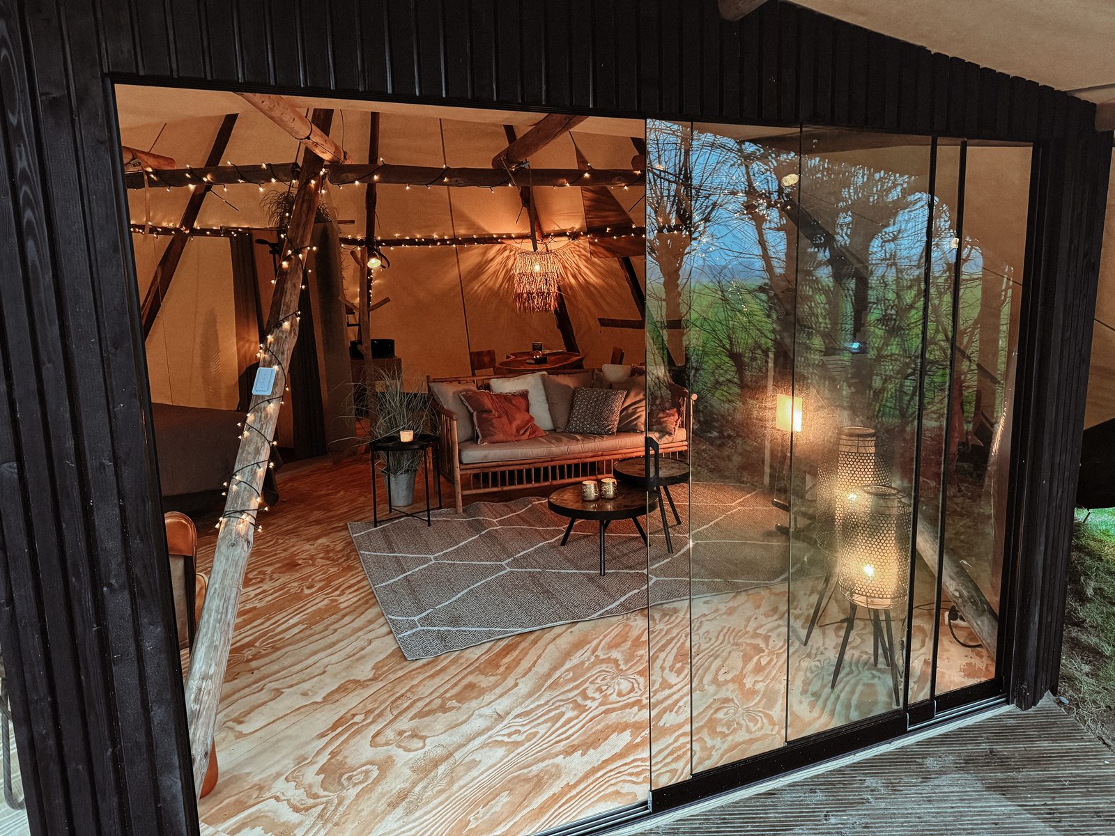 Sunfield tipi sunset Deluxe met privé hottub