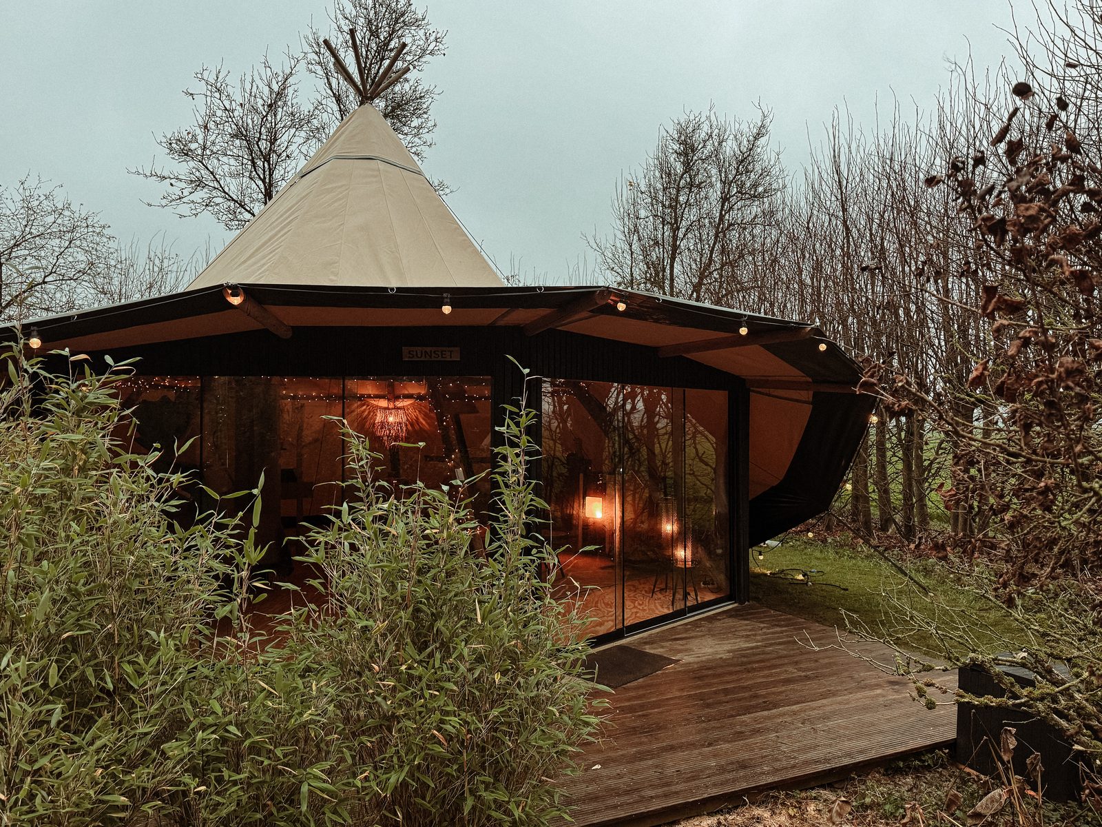 Sunfield tipi sunset Deluxe met privé hottub