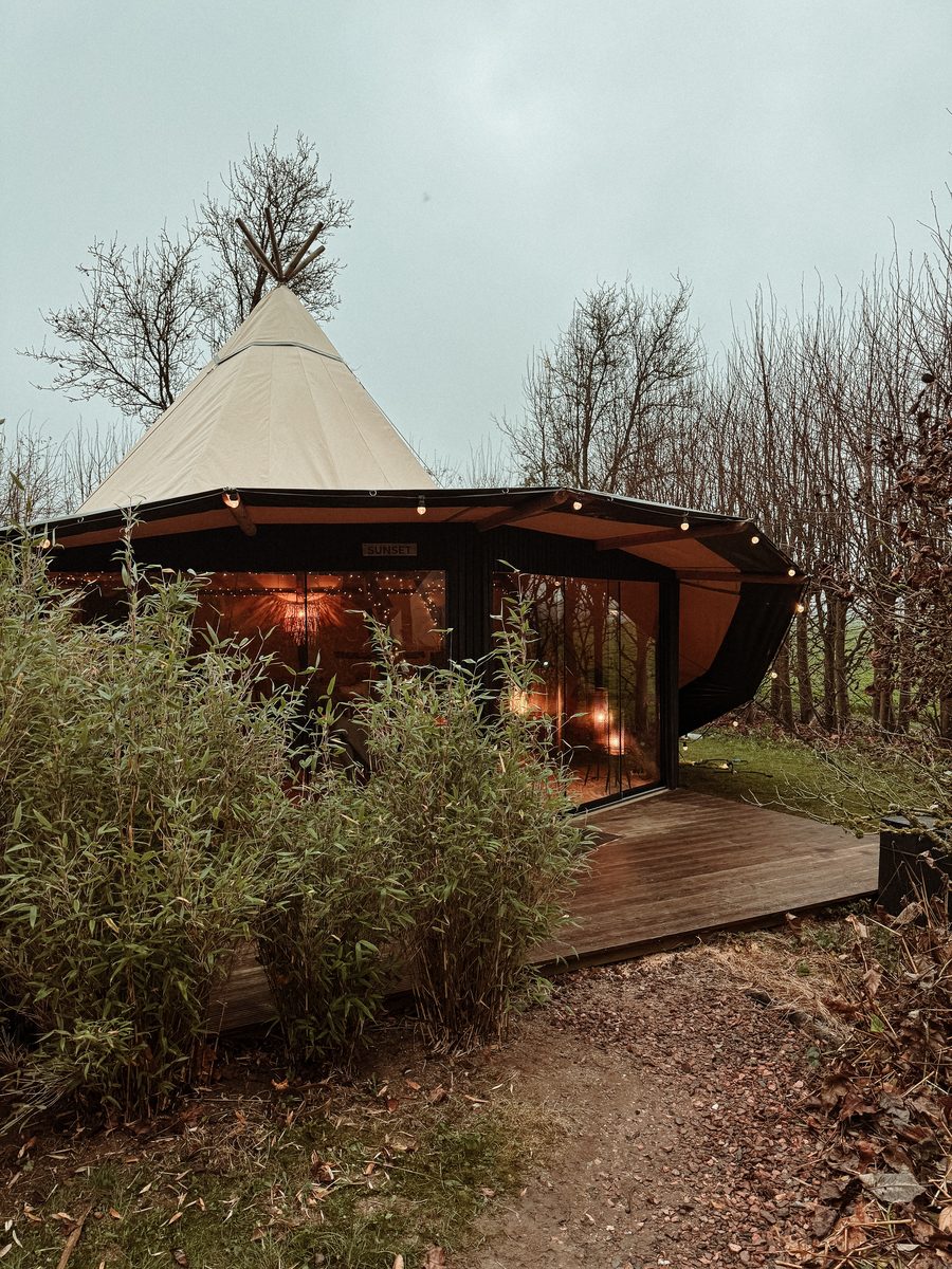 Sunfield tipi sunset Deluxe met privé hottub