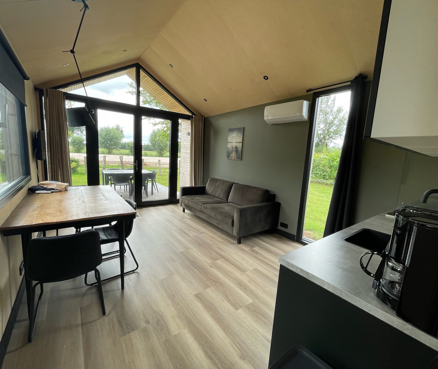 Tiny house XL met jacuzzi en egg barbecue