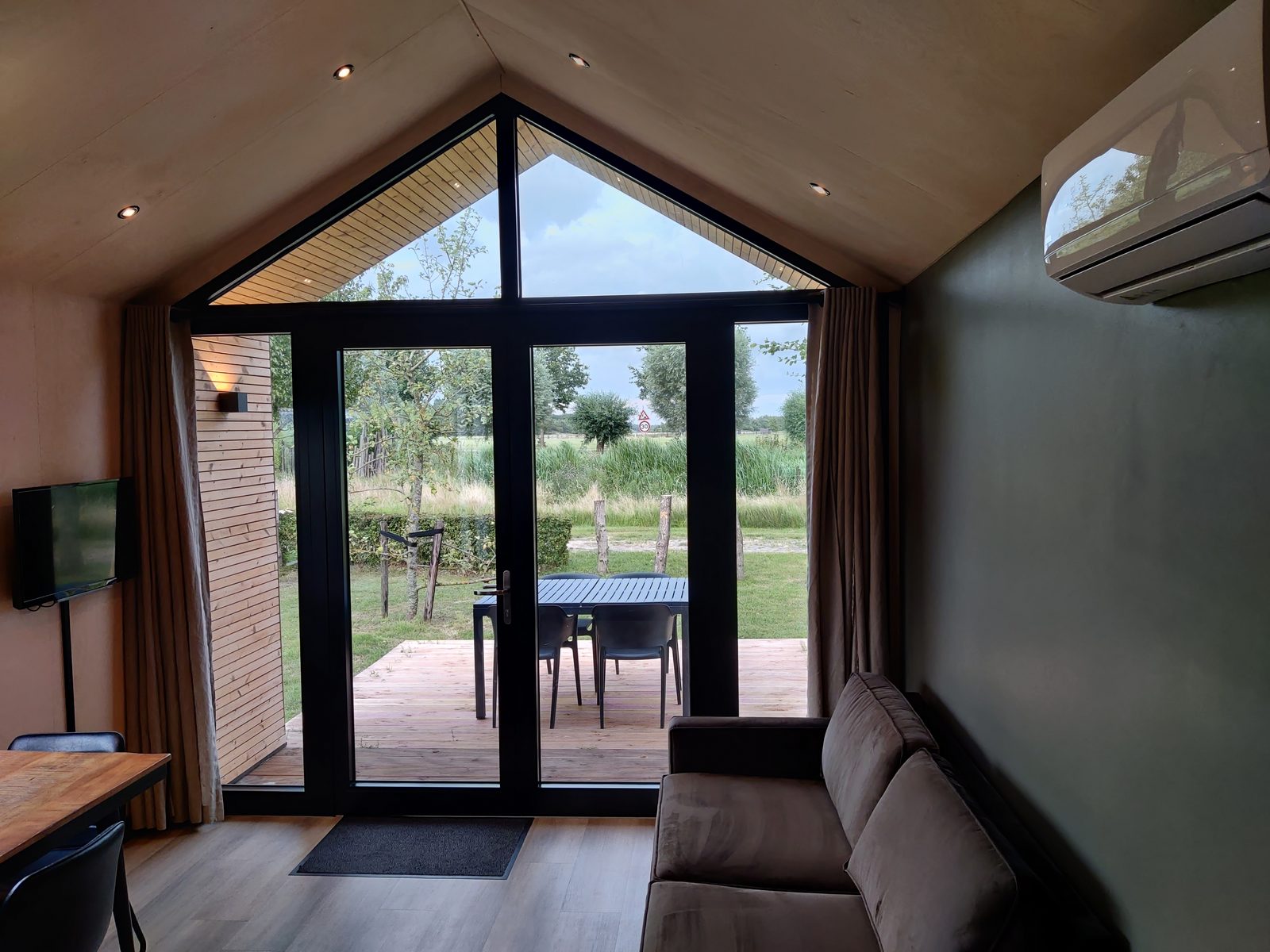 Tiny house XL met jacuzzi en egg barbecue