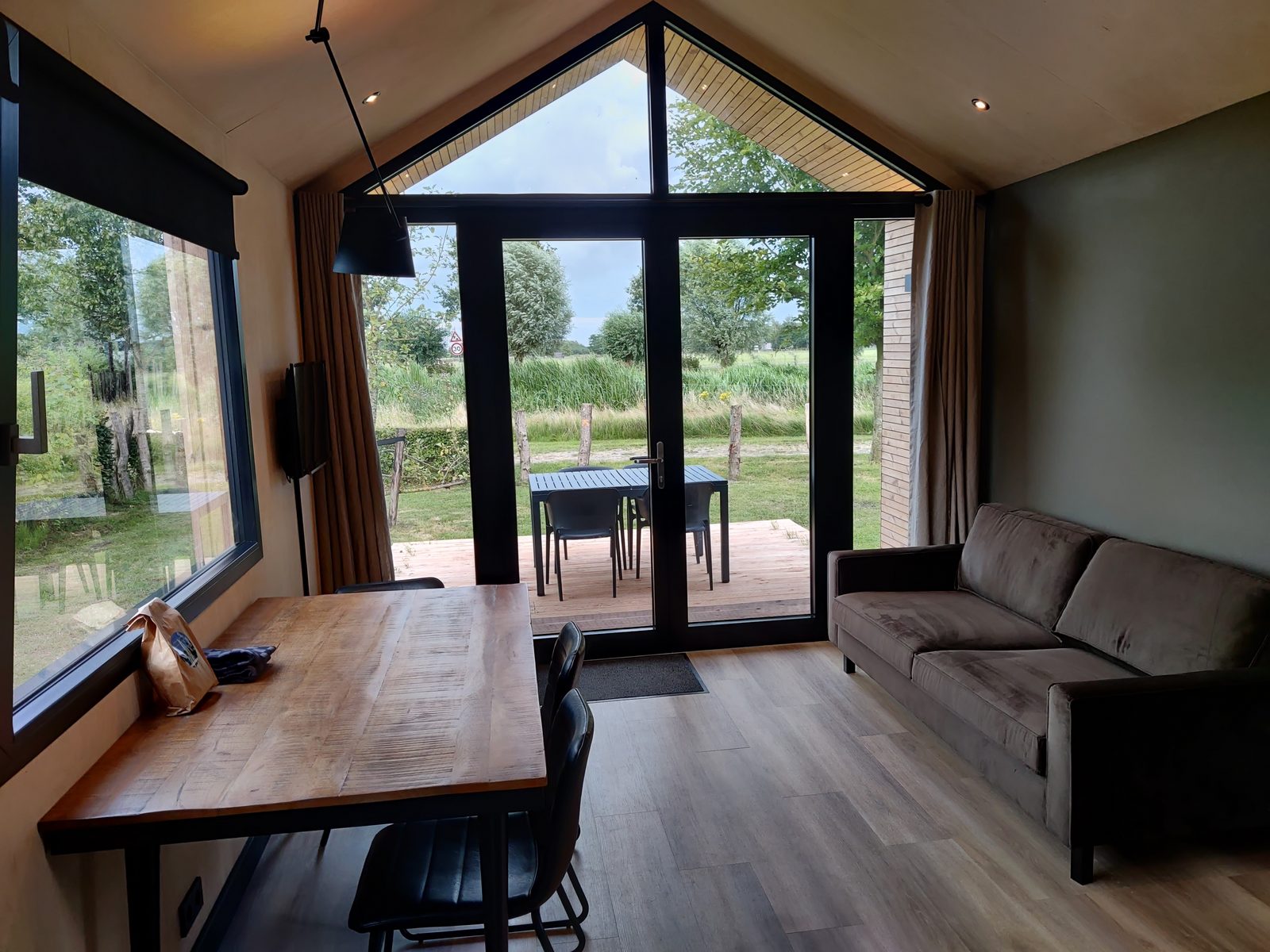 Tiny house XL met jacuzzi en egg barbecue