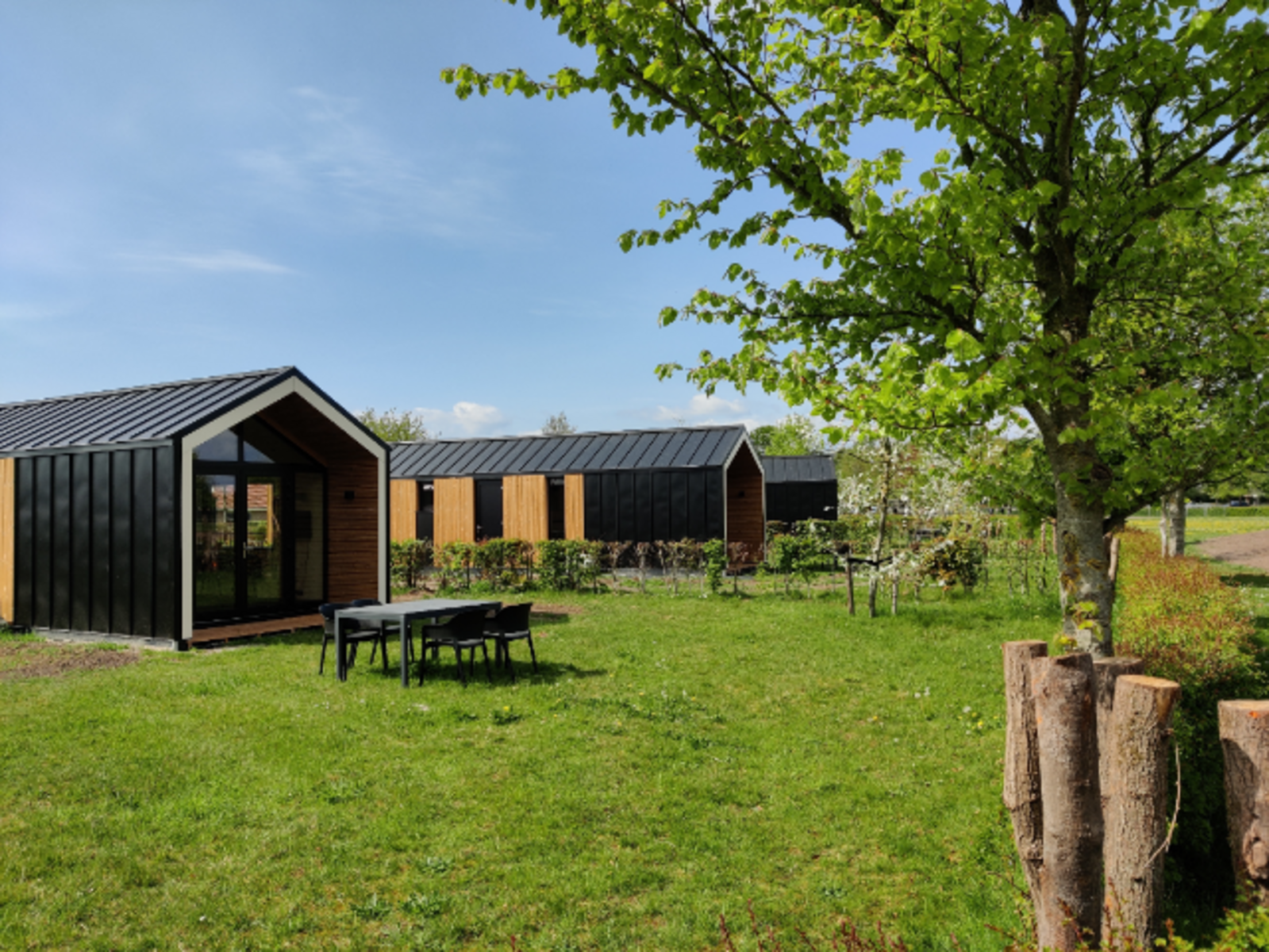 Tiny house XL met jacuzzi en egg barbecue