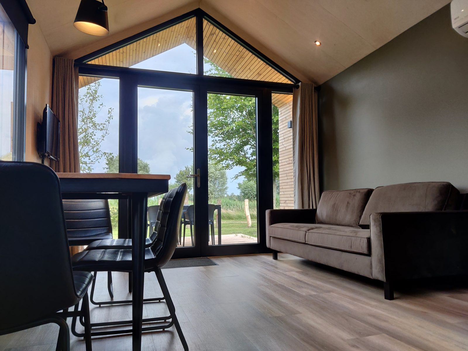 Tiny house XL met jacuzzi en egg barbecue