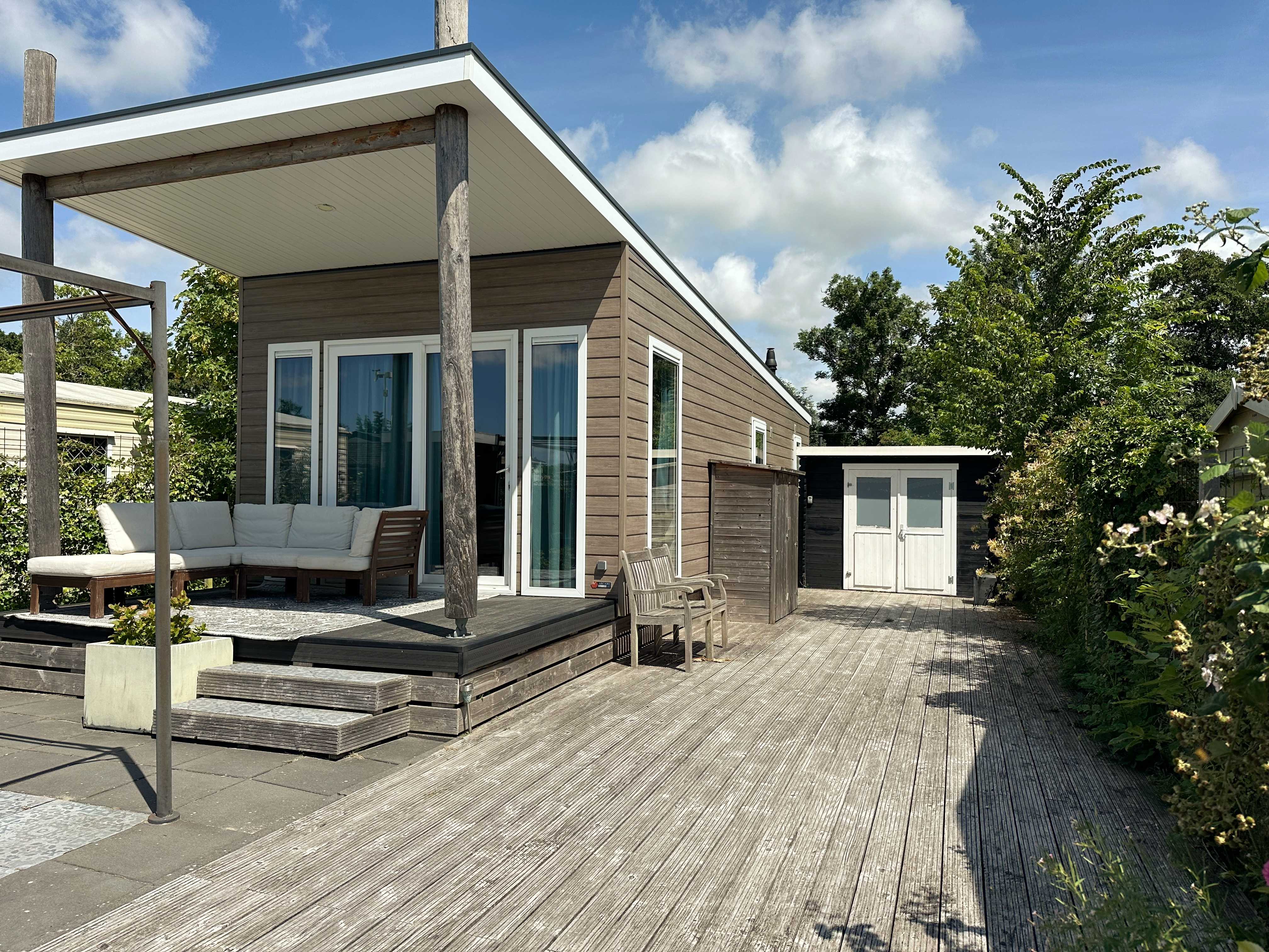 Prachtig modern chalet met een groot terras onder een te gekke luifel.