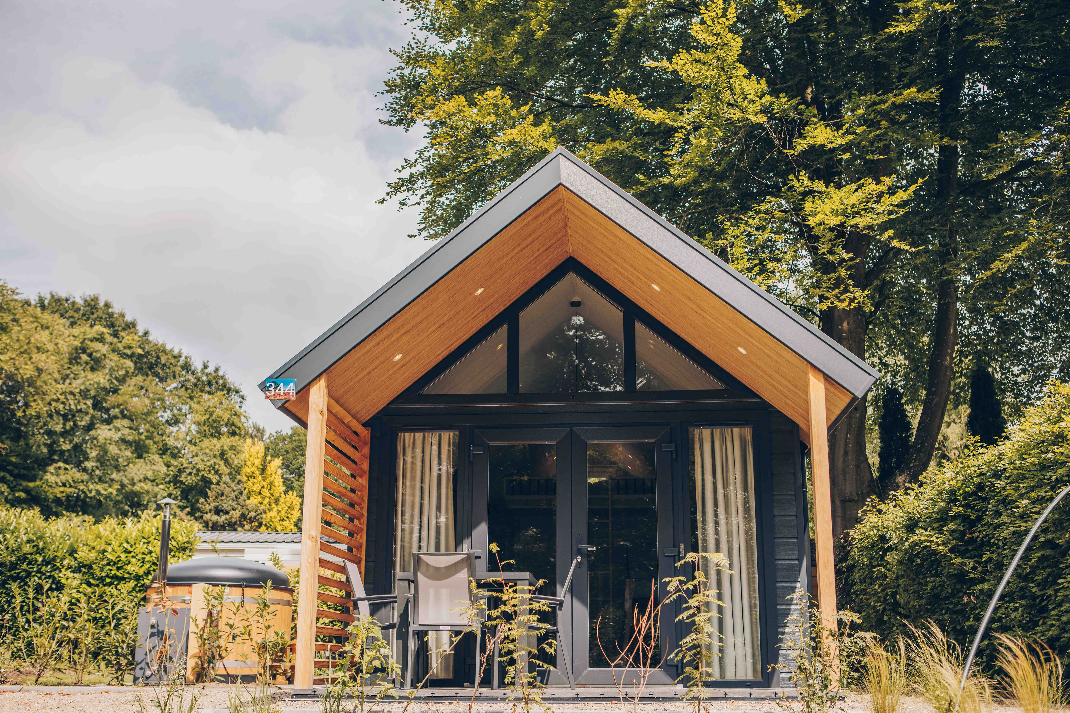 Ervaar luxe en natuur in de Tiny Lodge op de Veluwe! Gelijkvloers met 2 slaapkamers, een volledig uitgeruste keuken, airconditioning en een privé hottub in de tuin.