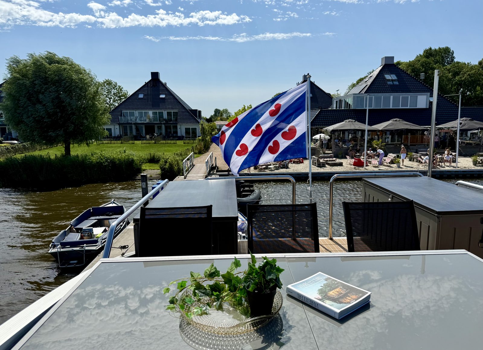 Sundeck Houseboat 