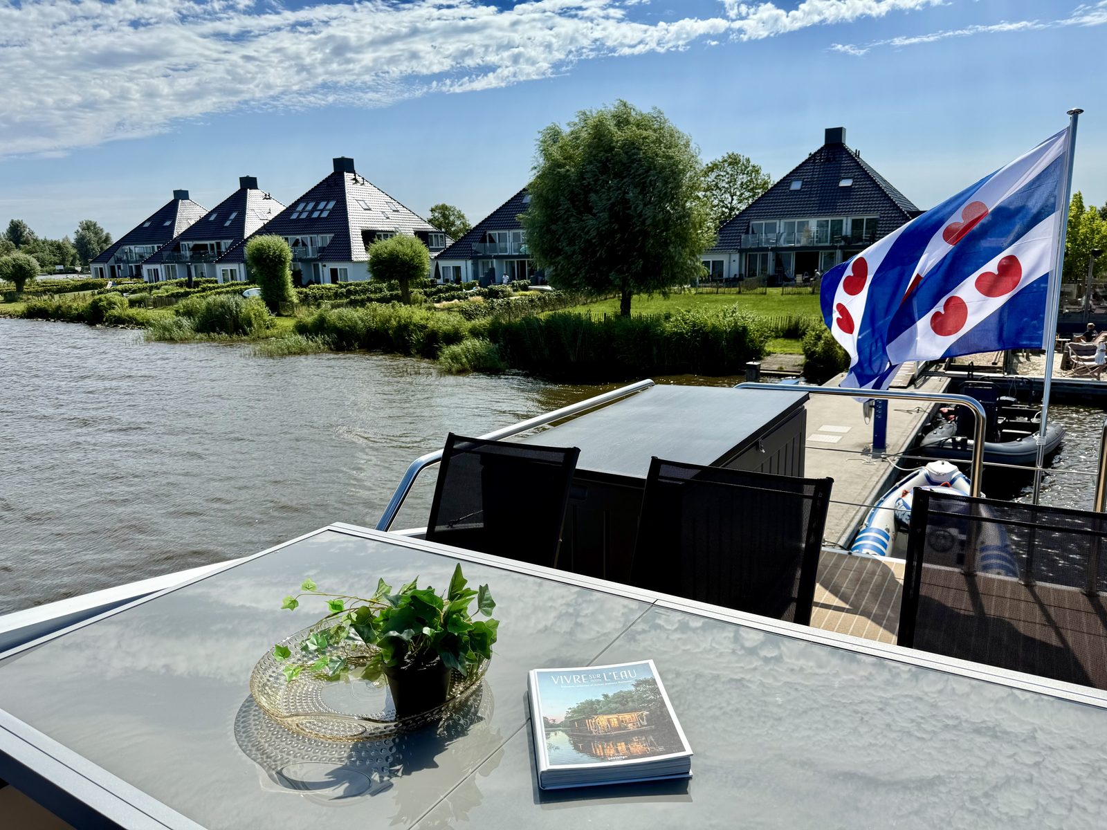 Sundeck Houseboat 