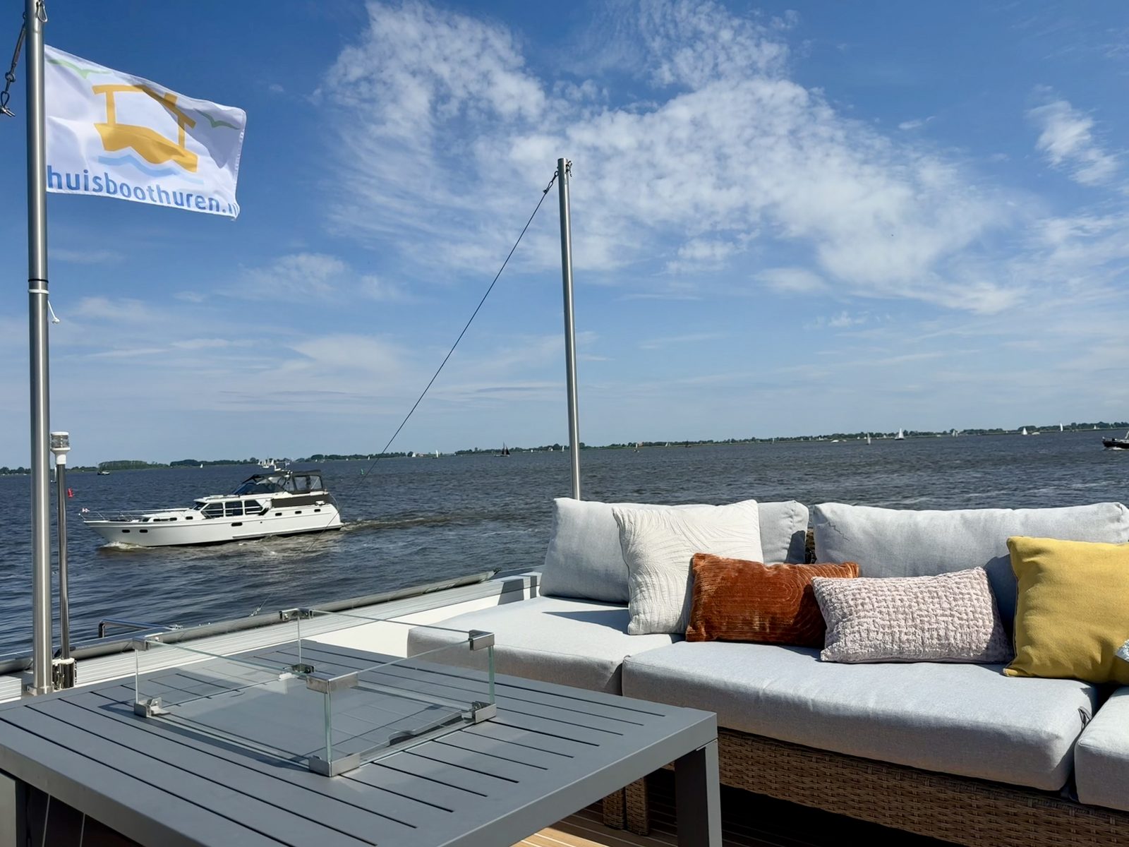 Sundeck Houseboat 