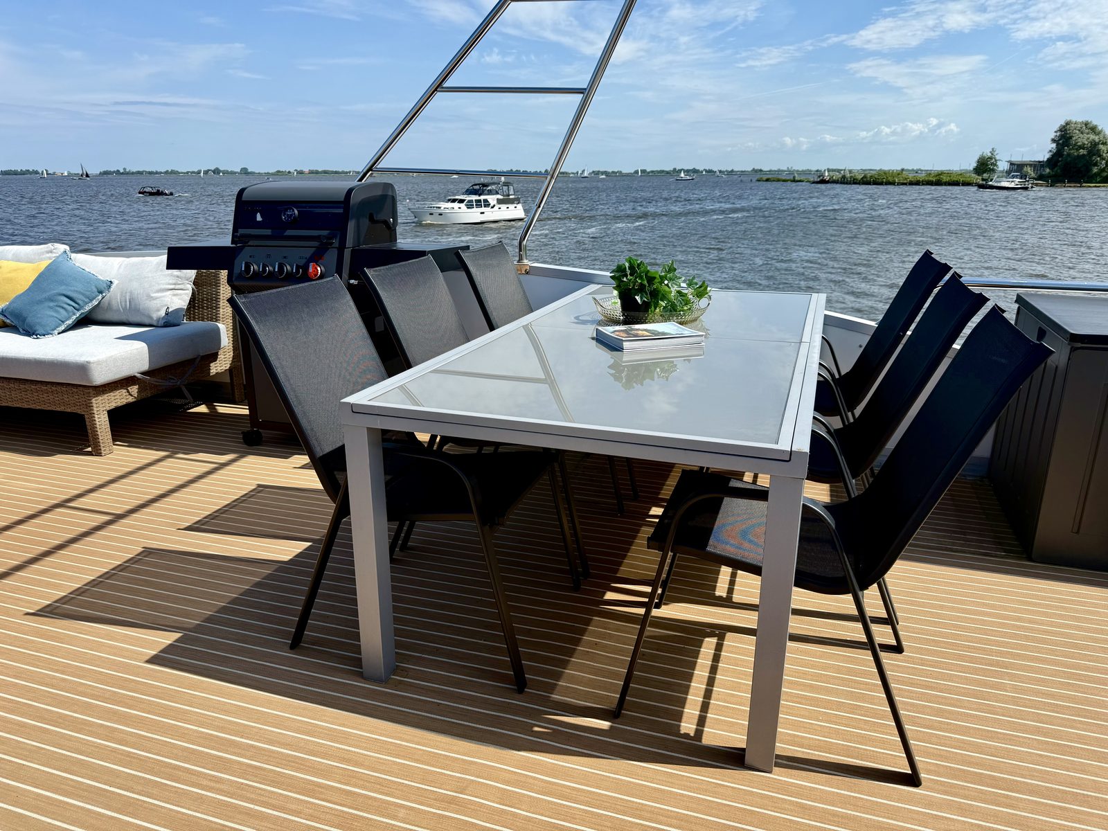 Sundeck Houseboat 