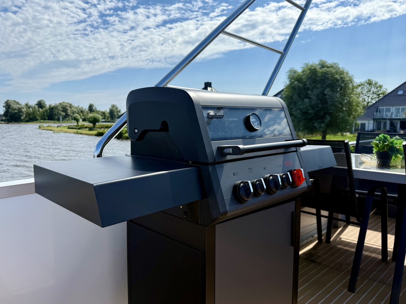 Sundeck Houseboat 