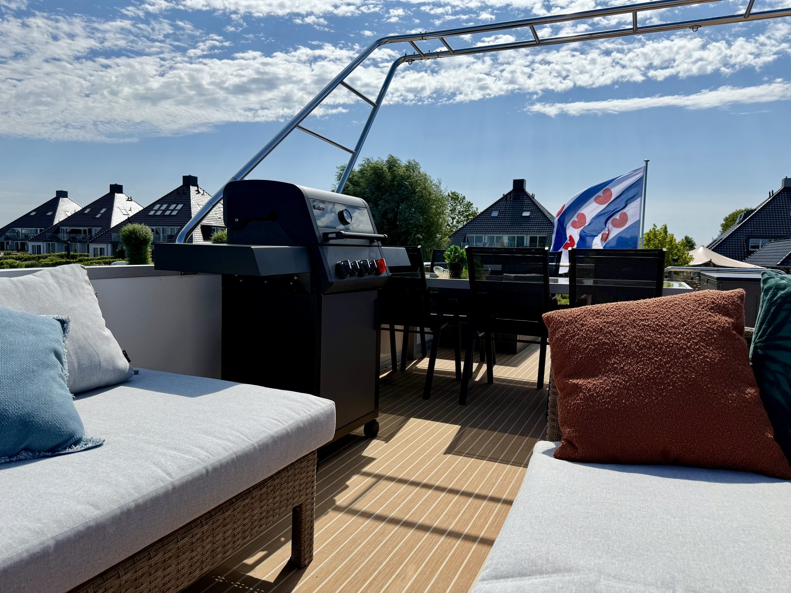 Sundeck Houseboat 