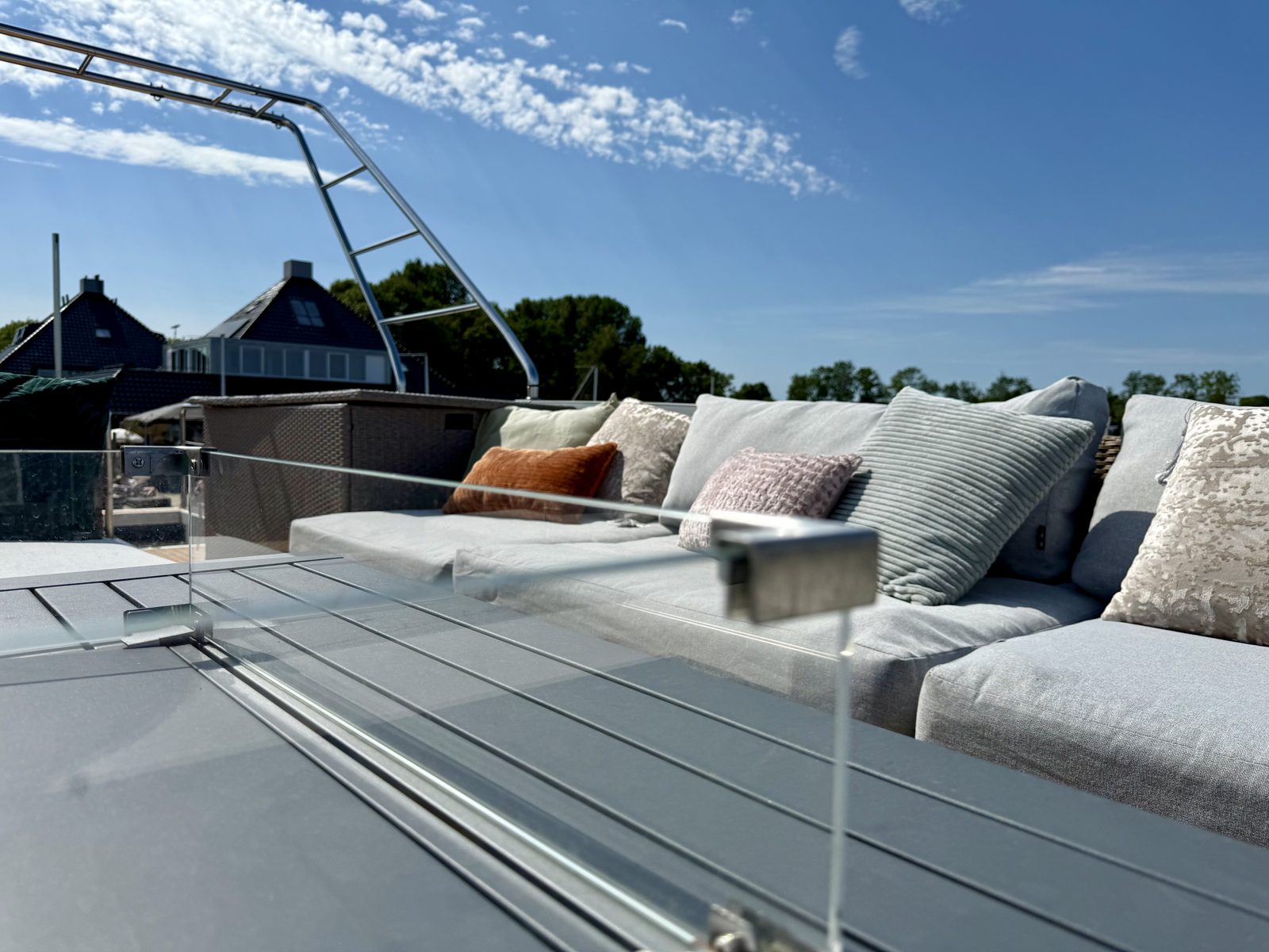 Sundeck Houseboat 