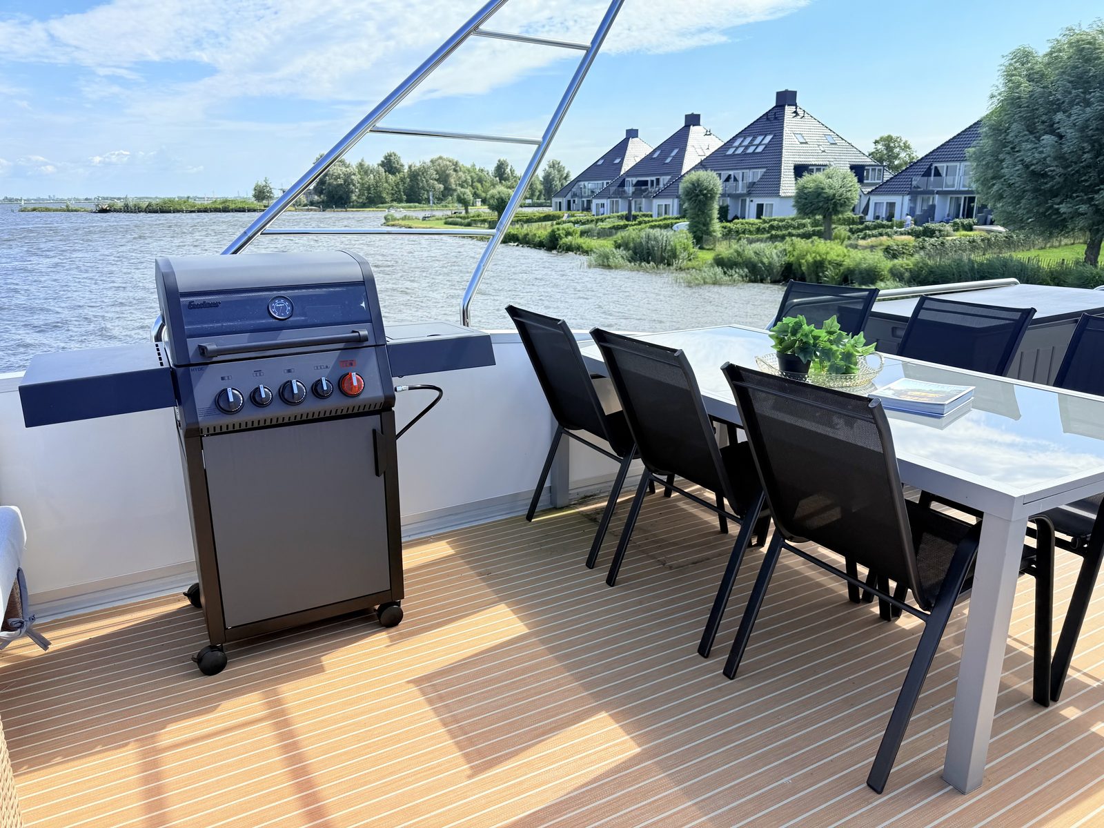 Sundeck Houseboat 
