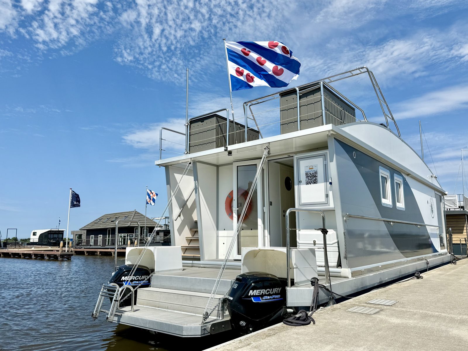 Sundeck Houseboat 