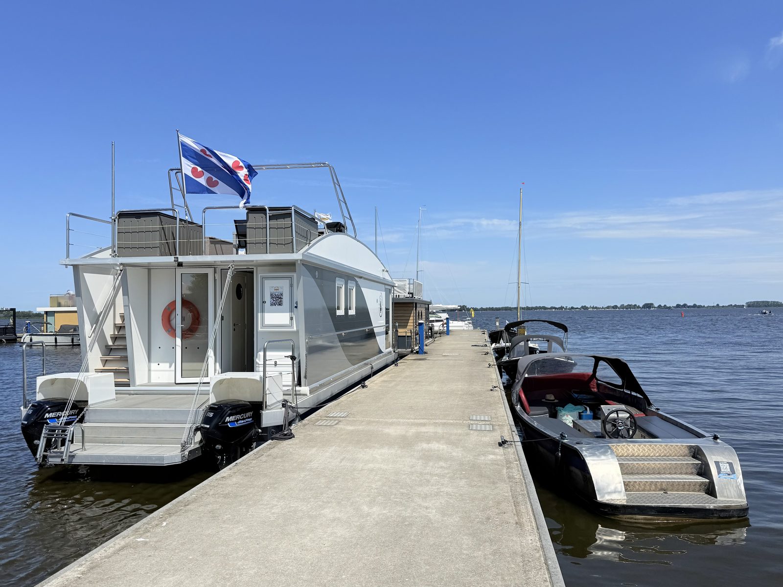 Sundeck Houseboat 