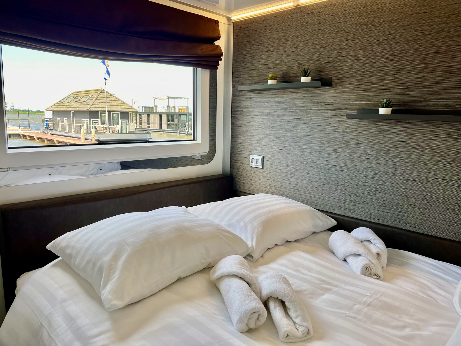 Sundeck Houseboat 