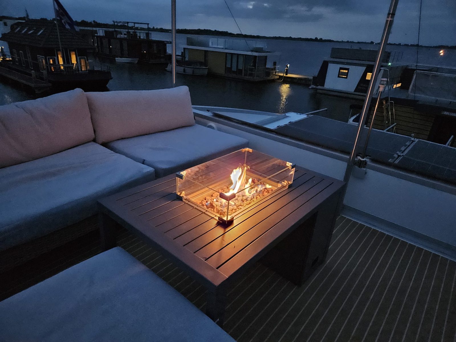 Sundeck Houseboat 