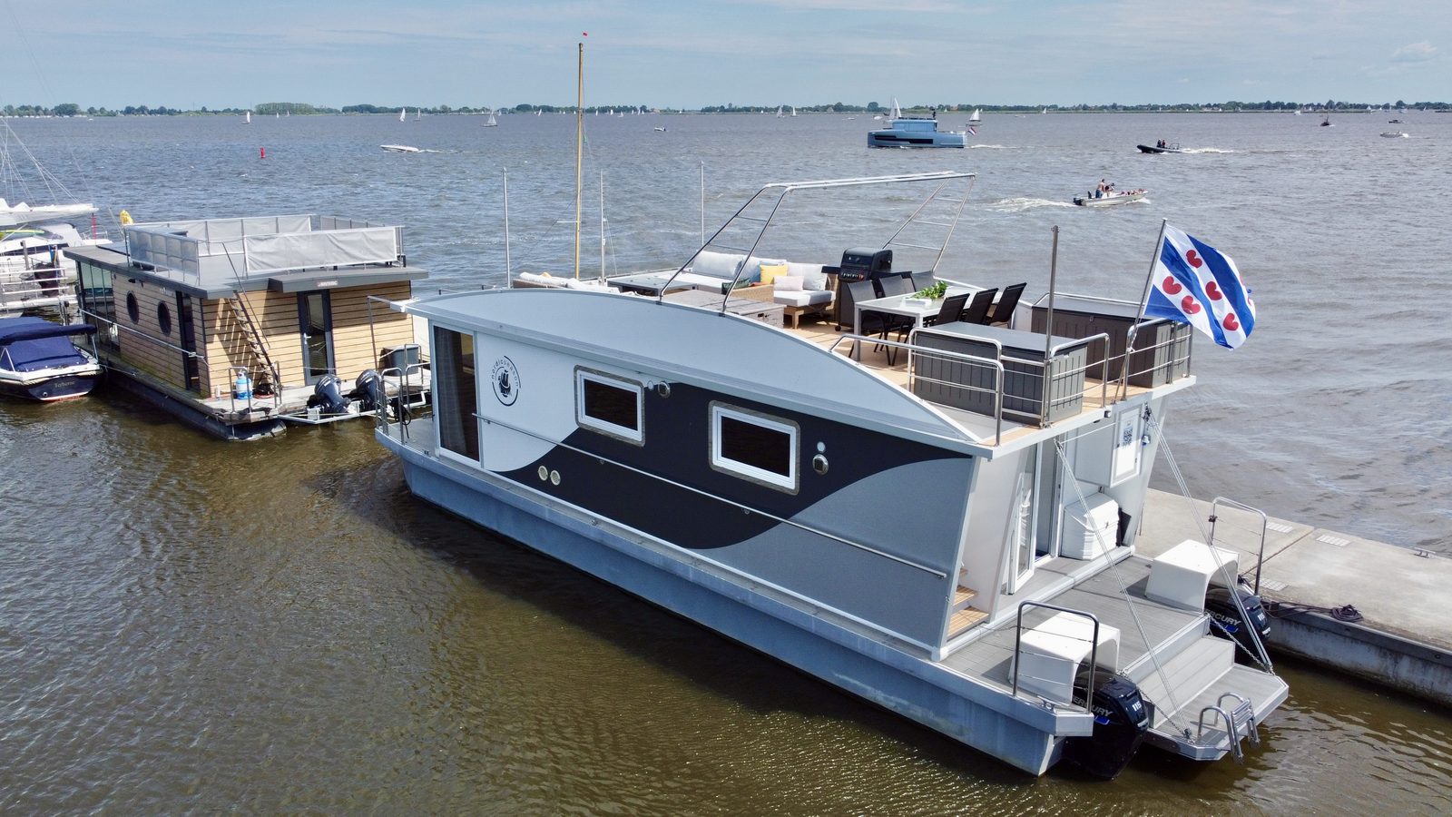 Sundeck Houseboat 