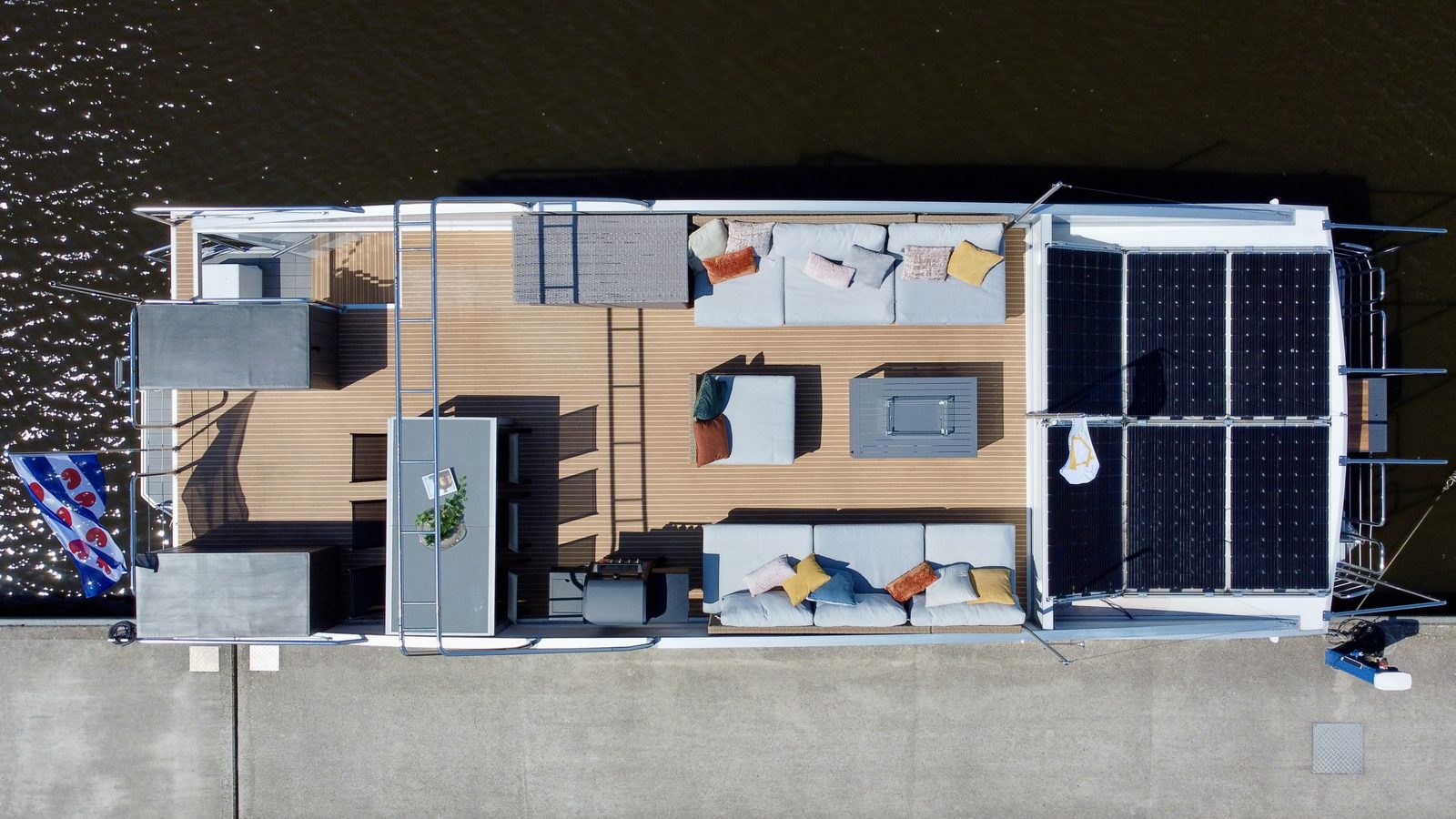 Sundeck Houseboat 