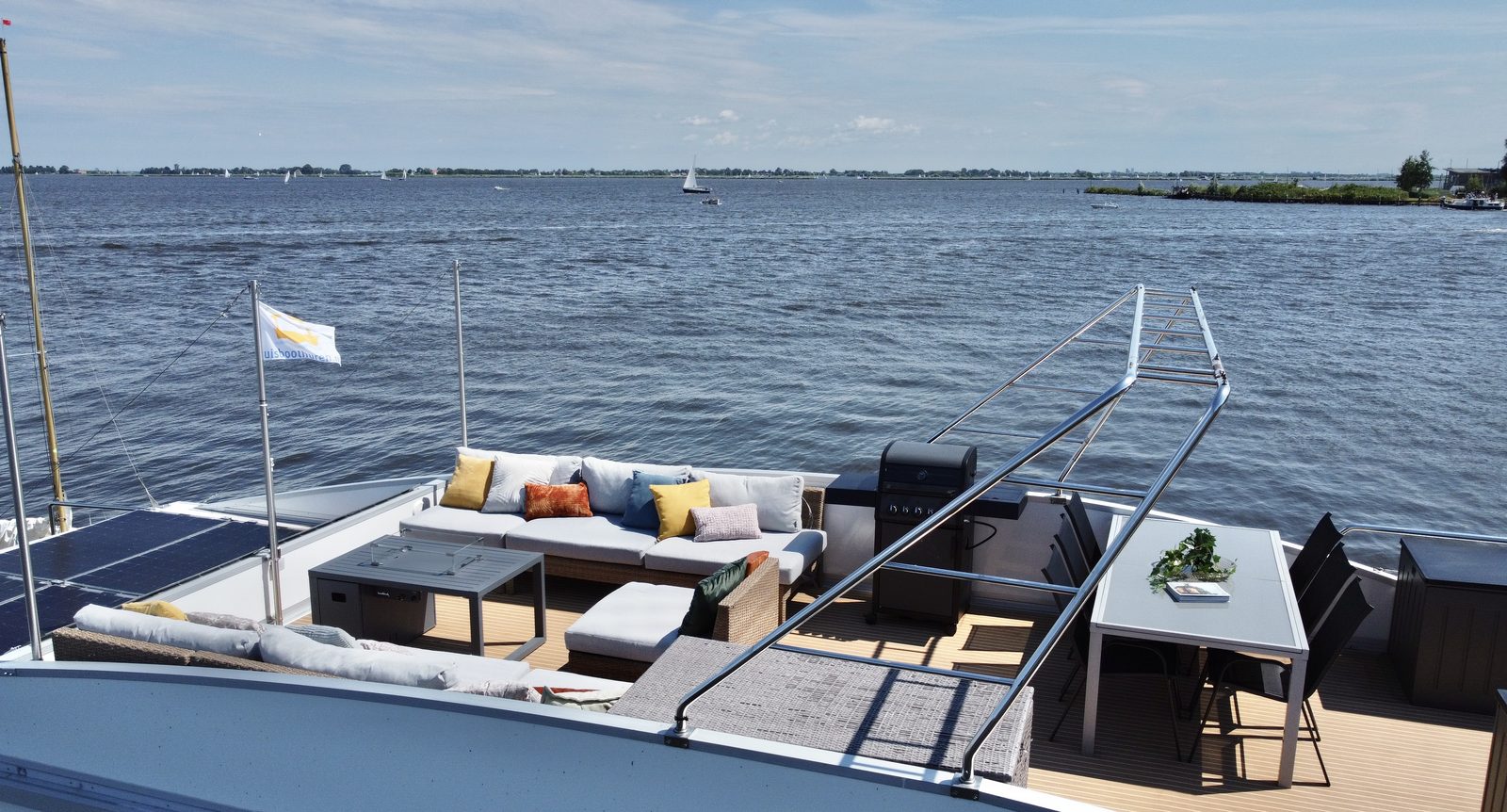 Sundeck Houseboat 