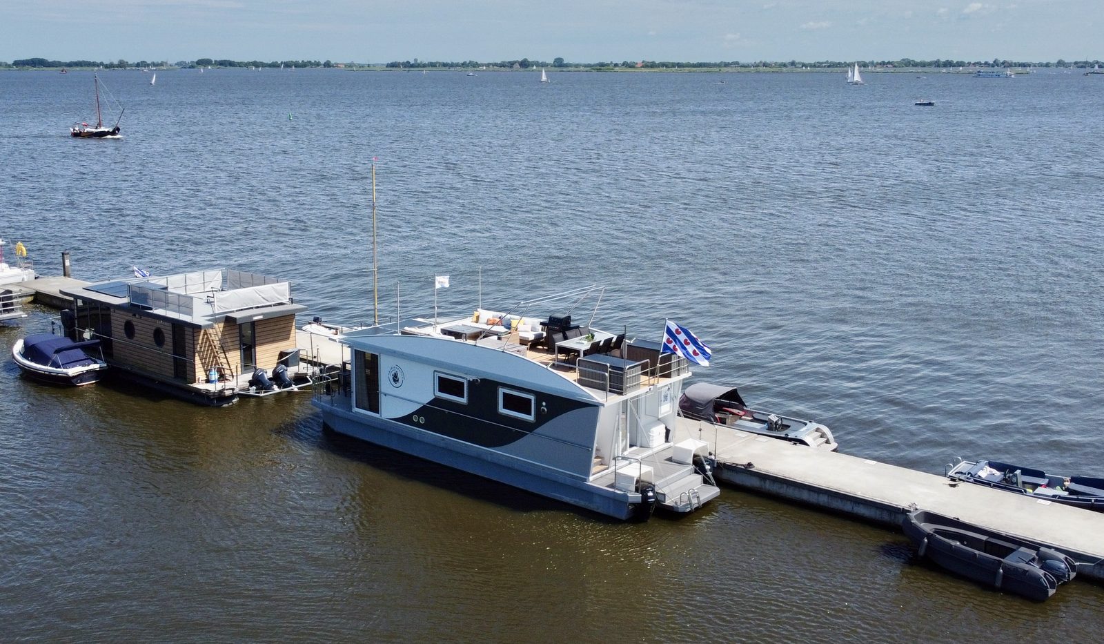 Sundeck Houseboat 