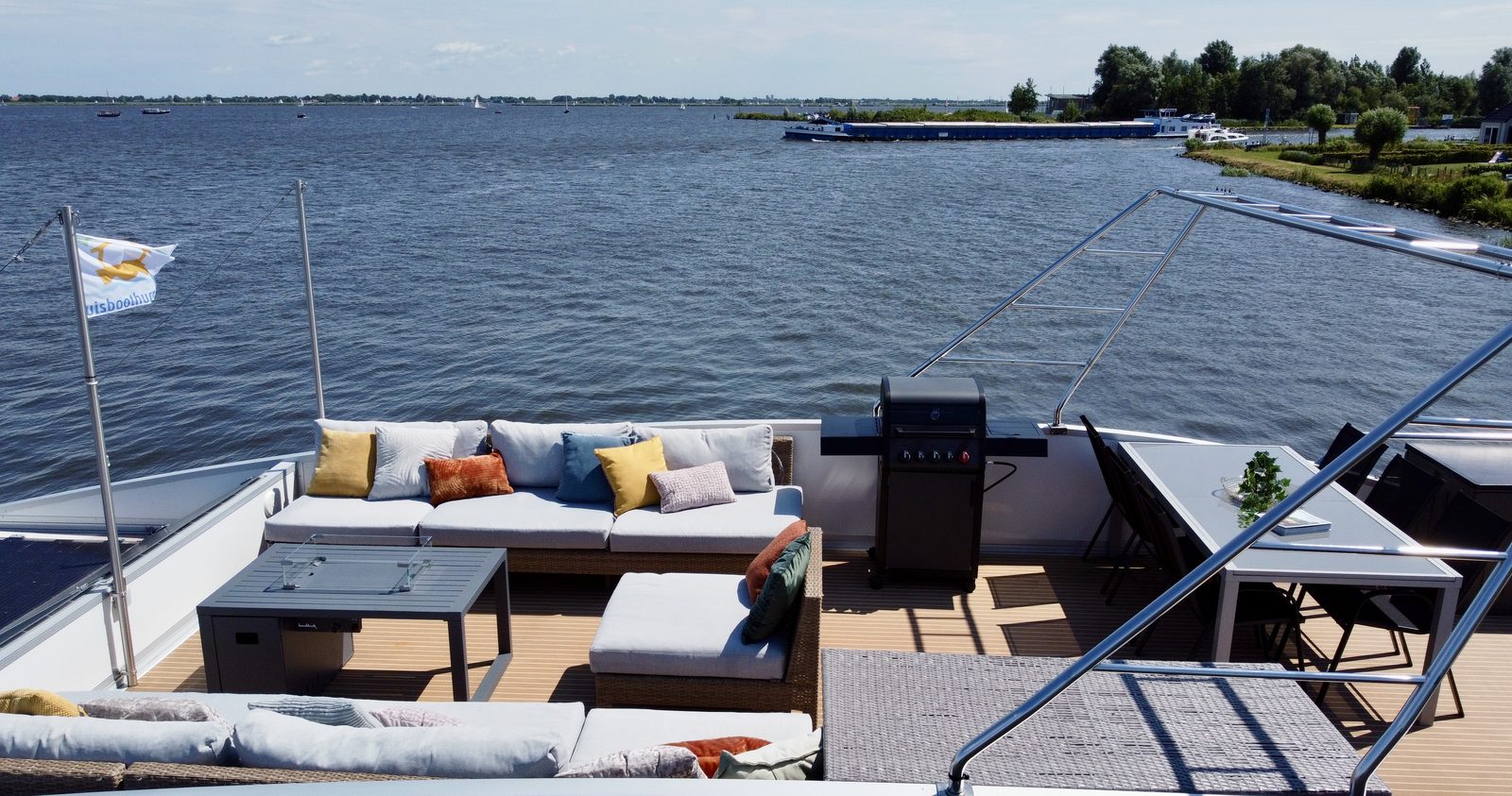 Sundeck Houseboat 